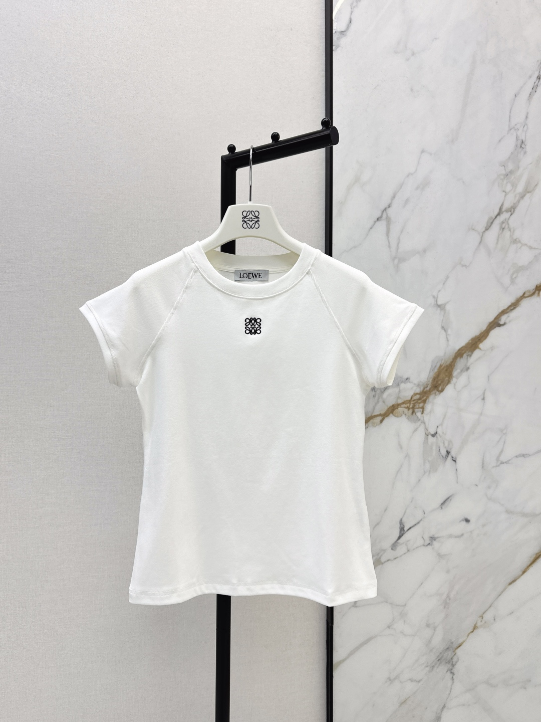 NO:710333,Loe 26Ss————The latest small logo embroidered raglan sleeve T-shirt in early spring. Slim-fitting T-shirt. I love the upper body. Fashionable and casual. The raglan sleeve design is slim fit. It is versatile for all body types. It is simple and elegant. I really love it. Two colors are available in stock, sml, loewe, tees, t-shirt,19860909Loe 26Ss————早春最新款小logo刺绣插肩袖T恤 修身显瘦的T恤 上身太爱了 时髦休闲有范 插肩袖设计修身版型 各种身材都百搭 简约大气经典 真的很爱 两色现货发售sml,,loewe,tees，t-shirt,,Women's clothing