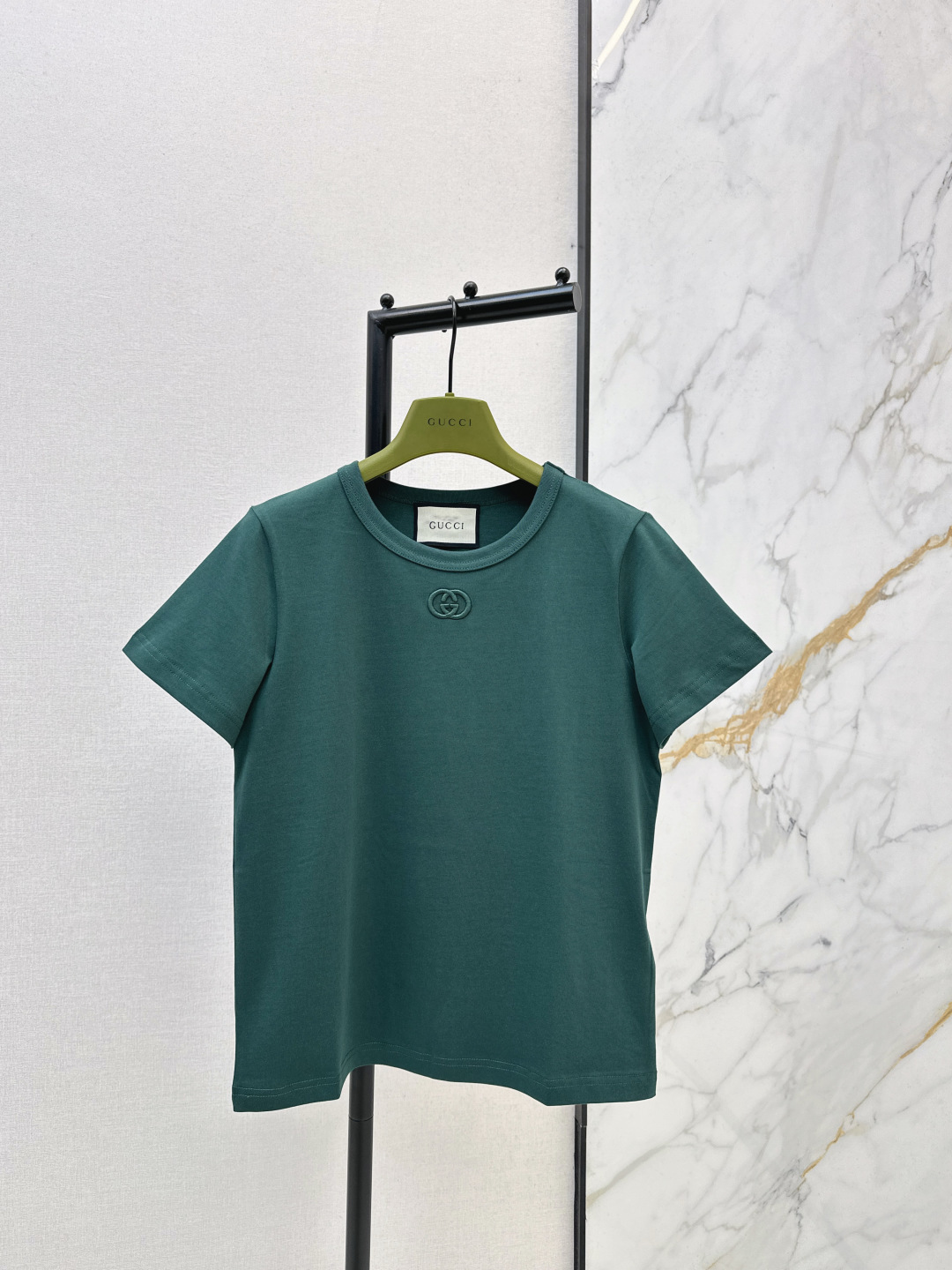 NO:710318,Gu 26Ss————The latest jGG pattern classic embroidery minimalist T-shirt in early spring. The high-end sense of dark green is hidden in every detail. The double G embroidery of the same color is low-key and exquisite. The stitching is just right. The hemming process of the collar also shows the care. This classic style will never go out of style. It is very easy to wear. It is minimalist and elegant. It is slim when worn in a small size. It is super texture when worn alone.  Two colors ready for sale sml, tees, t-shirt,19860909Gu 26Ss————早春最新款jGG图案经典刺绣极简T恤墨绿调的高级感藏在每一处细节里 同色系的双G刺绣低调又精致 针脚细腻得恰到好处 领口的包边工艺也透着用心 这种经典款万年不过时 非常好穿 极简大气不挑人 小版型实穿显瘦 单穿打底都超巨质感 两色现货发售sml,,tees，t-shirt,,Women's clothing