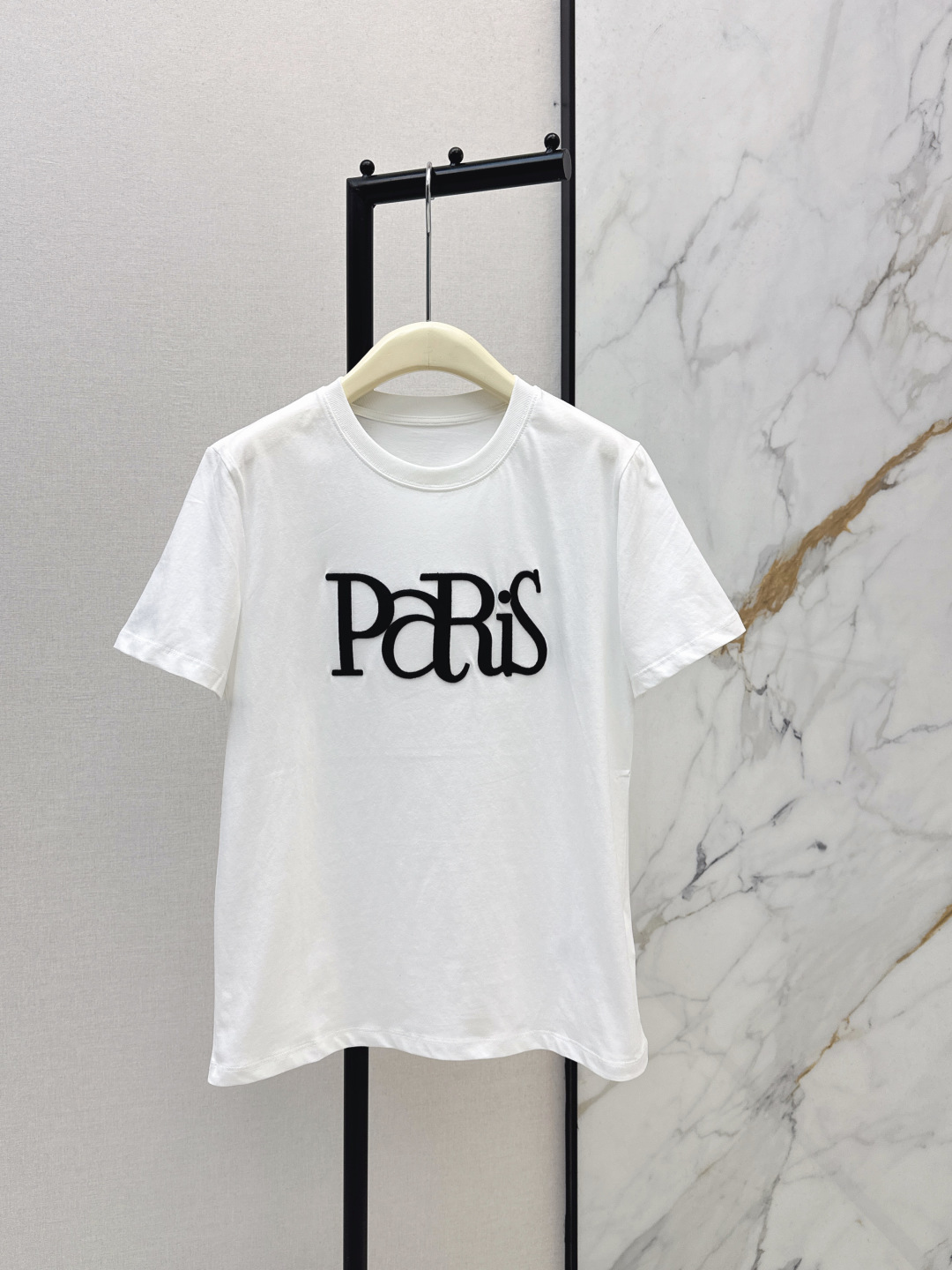 NO:710315,Bal 26Ss————The latest three-dimensional embroidery T-shirt in early spring. The classic T-shirt meets the artistic Paris letter embroidery. It instantly captures the French lazy atmosphere. The English font design is unique and eye-catching. The three-dimensional embroidery is very delicate. The curvature outlines the sense of layering. The collision of red and white is warm and elegant. The dyed red is very white. Two colors are available for sale in sml, tees, t-shirt,19860909Bal 26Ss————早春最新款立体刺绣T恤经典T恤撞上艺术感的Paris字母刺绣 瞬间拿捏法式慵懒氛围 英文的字体设计独特又吸睛 立体的刺绣很精致 弧度勾勒出层次感 红与白的碰撞热烈又优雅 定染的正红色很显白 两色现货发售sml,,tees，t-shirt,,Women's clothing