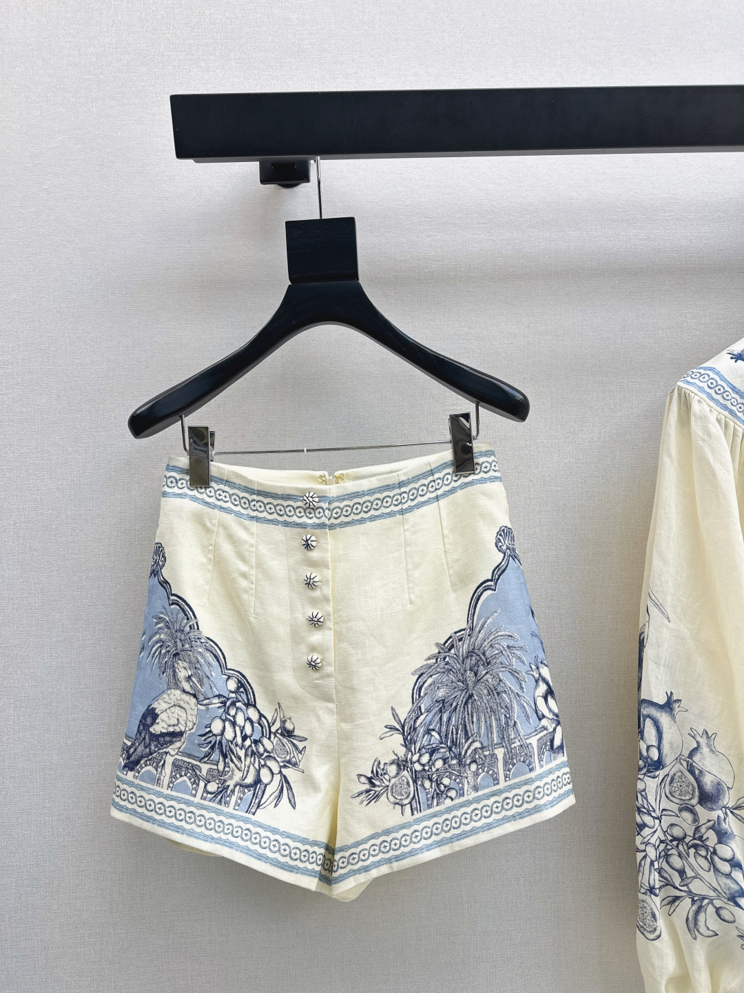 NO:710335,Fashionable design 26Ss - the latest early spring vacation series blue and white porcelain suit lapel loose top + high waist shorts, palace style, age-reducing girl style, beautiful upper body, do not want it, fairy-like and elegant white and rich beauty must-have item, one color ready for sale smlxl,, shorts,19860909时髦设计 26Ss———早春最新款度假系列青花瓷套装翻领宽松上衣+高腰短裤 宫廷风减龄少女风 上身美的不要不要的 仙气优雅的白富美必备单品 一色现货发售smlxl,,shorts,,Women's clothing