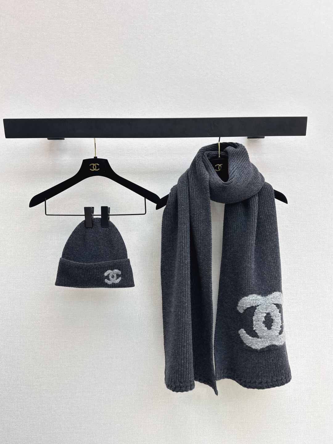 NO:712698,C Home 25Ss - the latest high-end gray scarf + cold hat in autumn and winter. I really love the latest winter warm series. I have unlocked the full series. The logo also uses three-dimensional towel embroidery technology. The cashmere material is very skin-friendly and soft. It can be matched in a complete set. The romantic atmosphere of winter will come up instantly. One color, one size fits all. Ready for sale,, chanel, hats,19860909C家 25Ss———秋冬最新款高级灰围巾+冷帽 最新推出的冬季保暖系列真的太爱了 解锁了全套系列 logo也是用了立体的毛巾刺绣工艺 羊绒材质 非常的亲肤柔软 成套搭配 冬日的浪漫氛围感一下就上来了 一色均码 现货发售,,chanel,hats,,Women's clothing