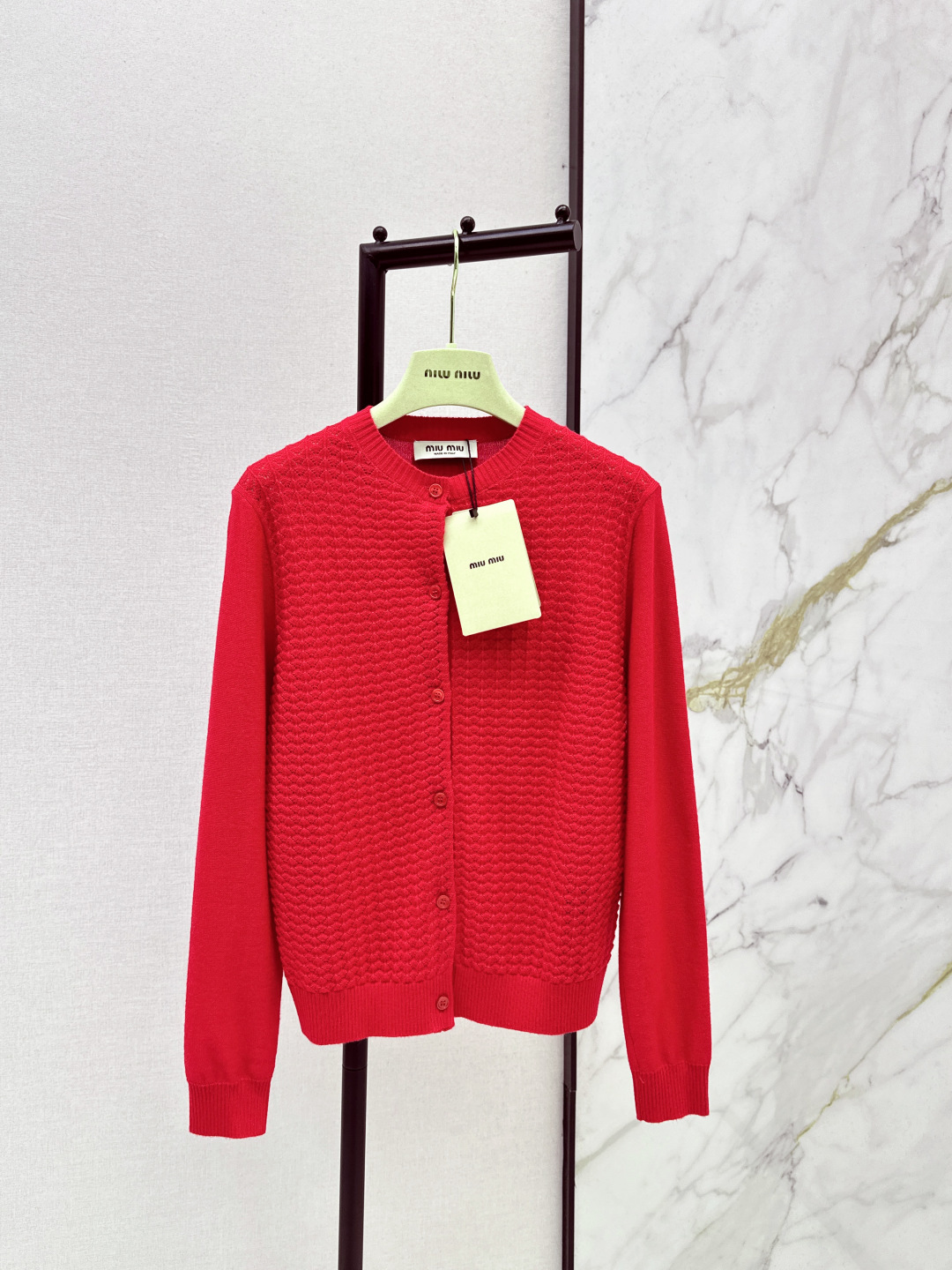 NO:710320,Miu 26Ss————The latest true red hollow cardigan in early spring. The hollow knitted texture is exquisite and layered. It is full of details. The soft and waxy knitted fabric is close to the skin and warm. The white shirt underneath is a gentle and ladylike style~One color ready for sale sml,,miumiu,shirts,19860909Miu 26Ss————早春最新款正红色镂空开衫镂空针织的纹理精致又有层次感 细节感拉满 软糯的针织面料贴肤又保暖 内搭白衬衫是温柔大小姐风～一色现货发售sml,,miumiu,shirts,,Women's clothing