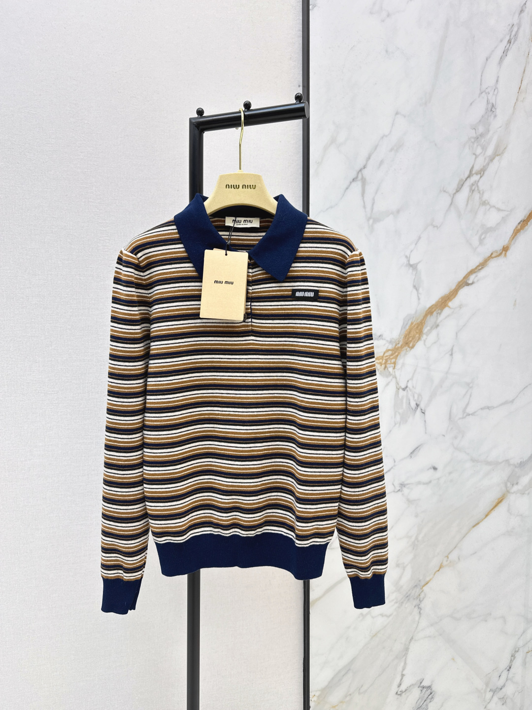 NO:710317,Miu 26Ss————The latest Miu style for age-reducing wear in early spring, the striped Polo shirt is a low-key and noble item. This striped Polo sweater is chosen in a low-saturated brown and blue color scheme. It has a retro matte texture. The loose version does not deliberately slim down, but reveals the laziness and casualness of the old money style. It is available in one color sml,, miumiu,19860909Miu 26Ss————早春最新款缪系减龄穿搭系条纹Polo衫低调显贵的单品 这件条纹Polo针织衫选的是低饱和的棕蓝配色 自带复古的哑光质感 宽松的版型不刻意修身 反而透着老钱风的慵懒随性 一色现货发售sml,,miumiu,,Women's clothing