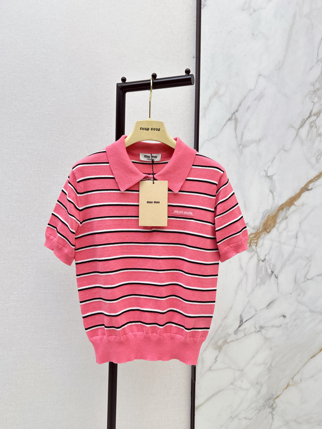 NO:710314,Miu 26Ss————Early spring group’s new Miu style outfit with age-reducing striped polo knitted short sleeves. The exquisite texture and breathable lapel design retains the classic Polo style. The short version can also raise the waistline. The soft and waxy knitted fabric is close to the skin and comfortable. Paired with a skirt, it is a gentle and ladylike style. It will turn heads immediately~ One color ready sale sml,, miu, skirts, T-shirt,19860909Miu 26Ss————早春组新款缪系穿搭减龄条纹polo针织短袖 纹理精致又透气翻领的设计保留了Polo的经典 短款版型还能拉高腰线 软糯的针织面料贴肤又舒服 搭半身裙是温柔大小姐风 回头率直接拉满～一色现货发售sml,,miumiu,skirts,T-shirt,,Women's clothing