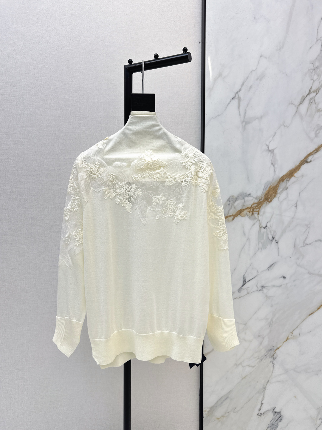 NO:710337,ES 26Ss——Early spring’s latest heavy-duty three-dimensional double-layer embroidered lace flower boat neck sweater, original custom-made three-dimensional cashmere wool strands, heavy craftsmanship, custom-made hand-positioned lace appliqués, low-key luxury, soft, waxy and light, with heating function, elegant and slightly transparent, fairy-like, elegant and sexy, creating a white, rich and beautiful temperament piece. Fashionable must-have items to unlock all outfits. Classic items are fashionable and advanced. Three colors are available for sale sml,,sweaters,19860909ES 26Ss————早春最新款重工立体双层刺绣蕾丝花朵一字领毛衣原版定制立体羊绒羊毛股线重工艺定制纯手工定位蕾丝贴花低调奢华 软糯轻盈自带发热功能 优雅呈现略微透明仙气优雅的小性感打造白富美气质单品 时髦精必备单品解锁所有穿搭 经典单品时髦又高级 三色现货发售sml,,sweaters,,Women's clothing