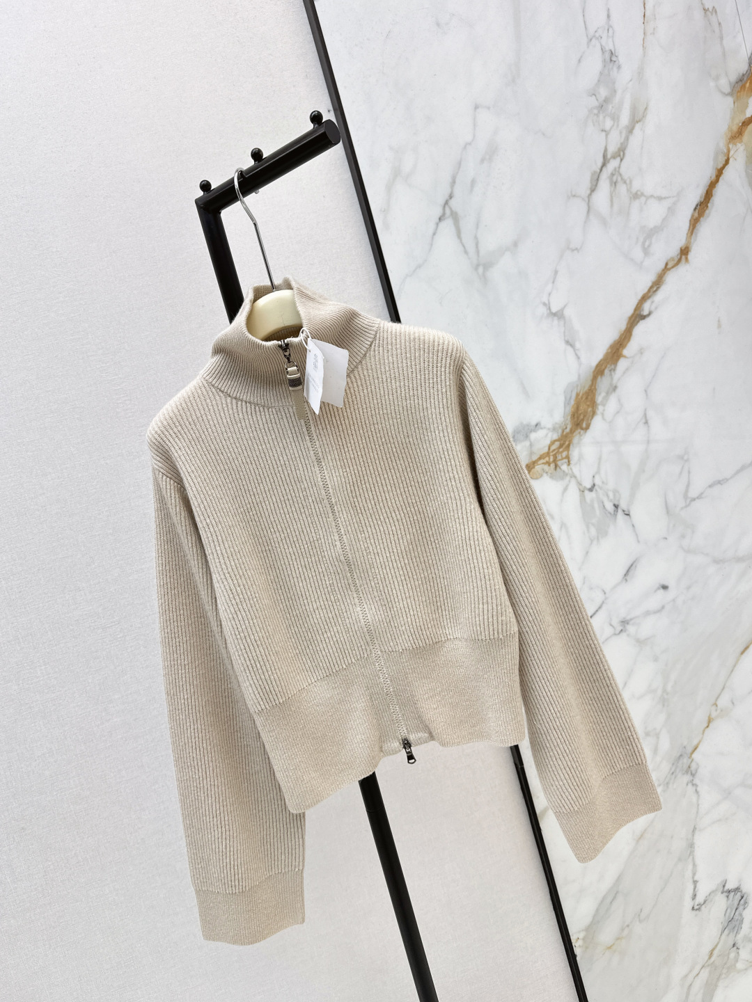 NO:712859,Bc 26Ss————The latest zippered loose sweater in early spring. Milk tea color is a warm and natural color. Wearing brown clothes can give people a sense of stability and elegance, showing mature charm and confident temperament. Large areas of warm colors can be layered with cold colors. Pair with blue jeans or dark brown straight pants to increase the sense of layering. It has both warmth and fashion. It looks good for daily travel or commuting. One color ready for sale sml,,sweaters,19860909Bc 26Ss————早春最新款拉链宽松毛衣奶茶色是一种温暖而富有自然气息的颜色 穿上棕色的衣服能给人一种稳重而优雅的感觉 展现出成熟魅力和自信气质 大面积的暖色可用冷调色做叠穿 搭配蓝色牛仔or深棕色直筒裤增加层次感 兼顾保暖和时髦感 日常出行还是通勤都好看 一色现货发售sml,,sweaters,,Women's clothing