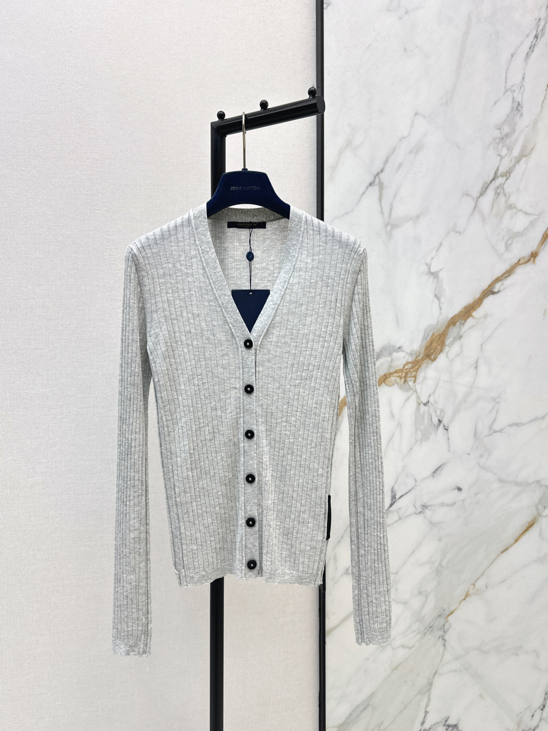 NO:712853,Exclusive model ~ L Family 26Ss————The latest V-neck cardigan with leather brand decoration in early spring has a high intellectual and elegant temperament. It has a low-key sense of luxury and a lazy and comfortable atmosphere. Minimalist old money style outfit. Imported sheep wool yarn and imported Swiss weaving craftsmanship create a low-key and luxurious sense of high-end. The style is casual and elegant. Classic and not picky, super slim. One color ready for sale sml,, louis vuitton,19860909独家款～ L家 26Ss————早春最新款皮牌装饰V领开衫高智感优雅气质 低调高级感 慵懒自在的氛围感 极简老钱风穿搭 进口绵羊毛纱线进口瑞士机织工艺 打造低调奢华的高级感 版型气质随性优雅 经典不挑人上身超显瘦 一色现货发售sml,,louis vuitton,,Women's clothing