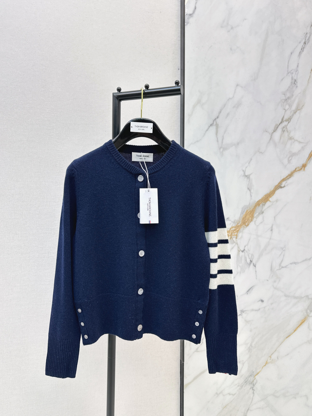 NO:712847,Age-reducing college style outfit TB 26Ss - the latest age-reducing short cardigan with fun dog woven pattern in early spring. 70 wool content yarn. Customized three-color webbing splicing and shell buttons. Short, portable version. The upper body is very age-reducing. Two colors are available for sale sml,,19860909减龄学院风穿搭 TB 26Ss————早春最新款减龄趣味狗狗提织图案短款开衫70羊毛含量纱线 定制的三色织带拼接和贝壳纽扣 短款随身版型 上身很减龄哦 两色现货发售sml,,,Women's clothing