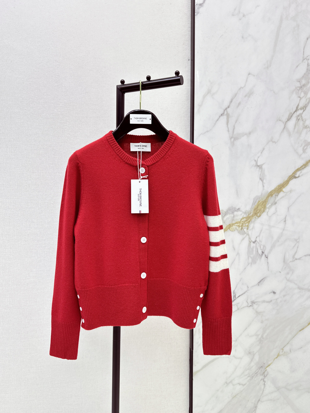 NO:712844,Age-reducing college style outfit TB 26Ss - the latest age-reducing short cardigan with fun dog woven pattern in early spring. 70 wool content yarn. Customized three-color webbing splicing and shell buttons. Short, portable version. The upper body is very age-reducing. Two colors are available for sale sml,,19860909减龄学院风穿搭 TB 26Ss————早春最新款减龄趣味狗狗提织图案短款开衫70羊毛含量纱线 定制的三色织带拼接和贝壳纽扣 短款随身版型 上身很减龄哦 两色现货发售sml,,,Women's clothing