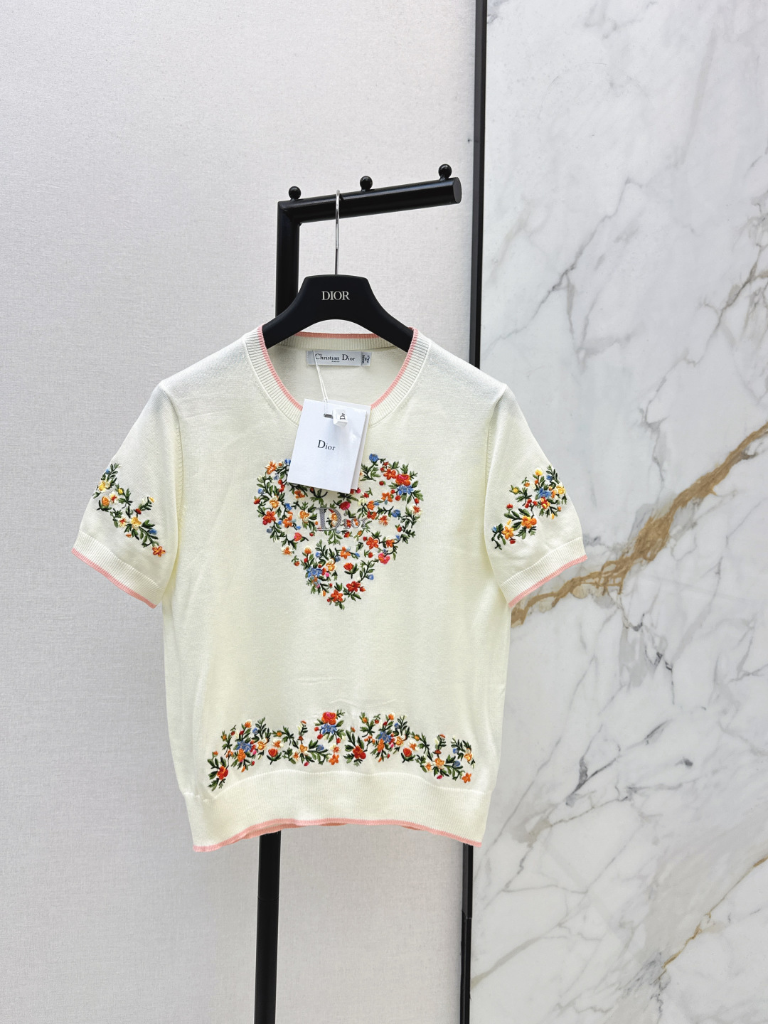 NO:712838,CD 26Ss————The latest embroidered knitted short-sleeve for early spring, embroidering the sea of ​​flowers into the outline of a heart. The floral embroidery on the hem echoes the chest, and the sense of layering is full. The delicate knitted texture reveals a sense of high-end. The small details of the pink trim make the whole body more flexible. Wear it out every day and take photos with it, it will be a blockbuster with a gentle atmosphere~ One color ready for sale sml,, T-shirt,19860909CD 26Ss————早春最新款绣花针织短袖把花海绣进爱心轮廓里 衣摆的花卉刺绣与胸口相呼应 层次感拉满 细腻的针织纹理透着高级感 粉色镶边的小细节让整体更灵动 日常穿出门 随手拍都是温柔氛围感大片～一色现货发售sml,,T-shirt,,Women's clothing