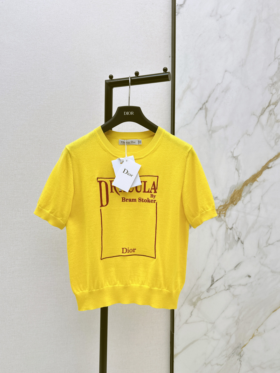 NO:712836,CD 26Ss————The latest bright-colored knitted short-sleeves in early spring. The soft and waxy knitted fabric is breathable and not stuffy. The version is very tolerant to the body. Wearing it alone with overalls is a must-have for the cool and trendy people in the street. One color ready for sale sml,, T-shirt,19860909CD 26Ss————早春最新款亮色针织短袖软糯的针织面料透气不闷热 版型对身材包容度超高 单穿配工装裤是街头潮酷风潮人必备款～一色现货发售sml,,T-shirt,,Women's clothing