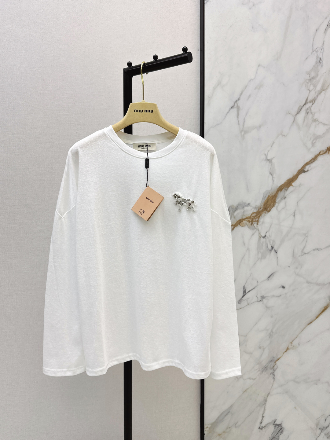 NO:713360,Miu 26Ss - the latest early spring white long-sleeved T-shirt with rhinestone pony decoration. Made of pure cotton fabric. Soft and comfortable. Suitable for close-fitting wear. Loose fit. Tolerant of various body shapes. Exquisitely embroidered rhinestone pony pattern on the chest. Perfect details. Simple and elegant round neck design. Easy to control for daily commuting and leisure. White and versatile. Pair with jeans and casual pants. Easily get a lazy or college style look~ Wear alone in spring and autumn. Can also be worn as an inner layer in winter. Very practical.  One color ready for sale sml,,miumiu,jeans,tees,t-shirt,19860909Miu 26Ss————早春最新款水钻小马装饰白色长袖T恤 采用纯棉面料 柔软舒适 适合贴身穿着 宽松版型 包容多种身材 胸前精致刺绣水钻小马图案 细节满分 圆领设计简约大方 日常通勤、休闲都能轻松驾驭 白色百搭 牛仔裤、休闲裤随意搭配 轻松get慵懒风或学院风look~春秋单穿 冬天还能做内搭 实用性超强 一色现货发售sml,,miumiu,jeans,tees，t-shirt,,Women's clothing