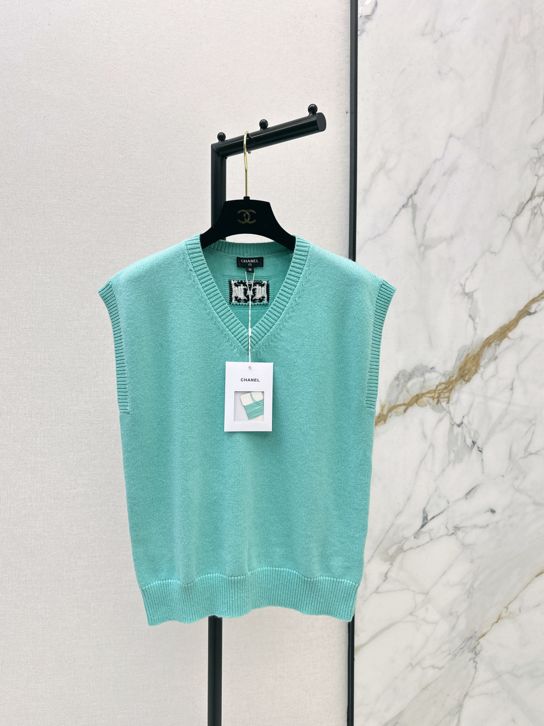 NO:713354,C Home 26Ss————The latest wide-sleeved knitted vest in early spring. Customized cashmere yarn weaving. Delicate texture and comfortable to wear. Heart-neck knitted pullover vest. Broad shoulder shape that slightly blocks the shoulders. Optimized head-to-shoulder ratio. The V-neck version is neat and proportional. Delicate cashmere fabric is skin-friendly and comfortable. It is easy to capture the tone of an elegant celebrity. It is a heart-stirring treasure in the wardrobe. Three colors are available for sale sml,,chanel,19860909C家 26Ss————早春最新款宽阔袖针织背心 定制羊绒纱线织造 质感细腻穿搭舒适 桃心领针织套头背心 略遮挡肩膀的宽阔肩造型 优化头肩比 V领版型利落显比例 细腻羊绒面料亲肤又舒适 轻松拿捏优雅名媛基调 是衣橱里的心动宝藏款 三色现货发售sml,,chanel,,Women's clothing