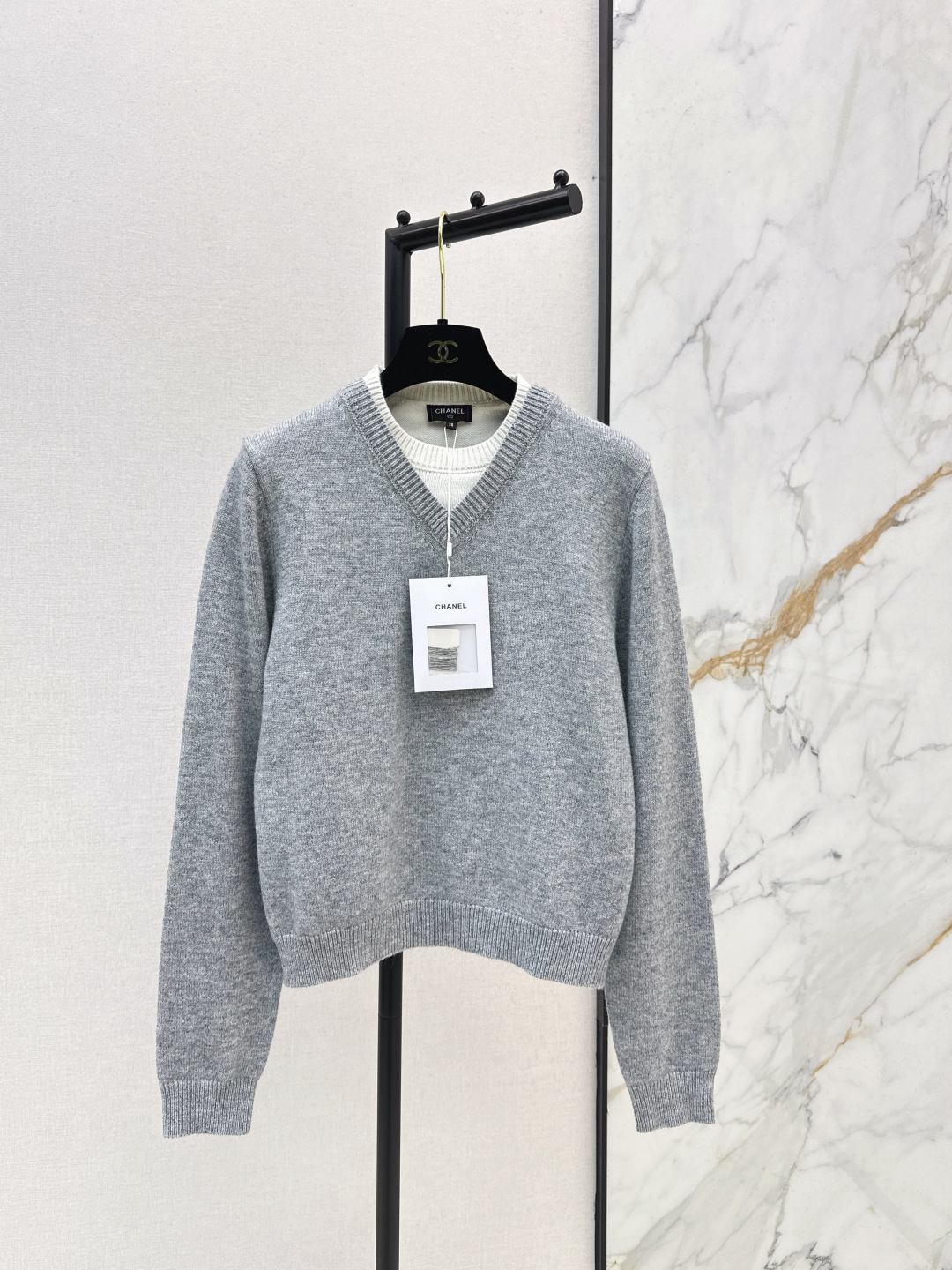 NO:713339,C Home 26Ss————The latest V-neck fake two-piece sweater in early spring, white inner design, small logo embroidery on the chest, loose fit and slim fit, soft and comfortable fabric, exquisite workmanship, simple and versatile style for daily use in autumn and winter, one color ready for sale sml,,chanel,19860909C家 26Ss————早春最新款V领假两件针织衫 白色内搭设计 胸前小logo刺绣 宽松版型显瘦 面料柔软舒适 做工精致 秋冬日常简约百搭款 一色现货发售sml,,chanel,,Women's clothing