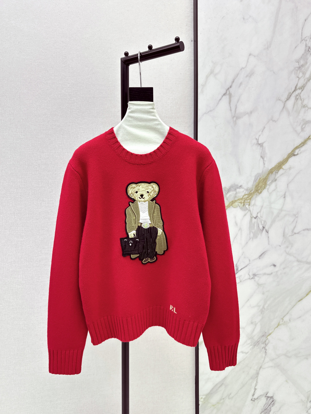 NO:713333,Exclusively limited New Year red RL 26Ss————The latest model of the bear sweater in early spring wearing a military coat is a must-have for quality control. The beautiful bag is as detailed as the diamond earrings of the bear. Check out our imported 100% wool, which is soft and waxy. The texture is incomparable. Intarsia bear three-dimensional embroidery technology. Purely hand-made cross-stitch LP logo. A must-have for age-reducing girls. Fashionable and elegant, childlike and advanced retro casual style. Versatile and non-picky styles.  One color ready for sale sml,, loro piana, sweaters,19860909独家限定新年红 RL 26Ss————早春最新款穿军旅大衣的小熊毛衣品质控必入 绝美包包细致到小熊的钻石耳钉都有 认准我家进口百分百羊毛软软糯糯 质感无敌赞 嵌花小熊立体刺绣工艺 纯手工十字绣法LP标志 减龄少女气质时髦精必入 童趣高级复古随性风 版型百搭不挑人 一色现货发售sml,,loro piana,sweaters,,Women's clothing