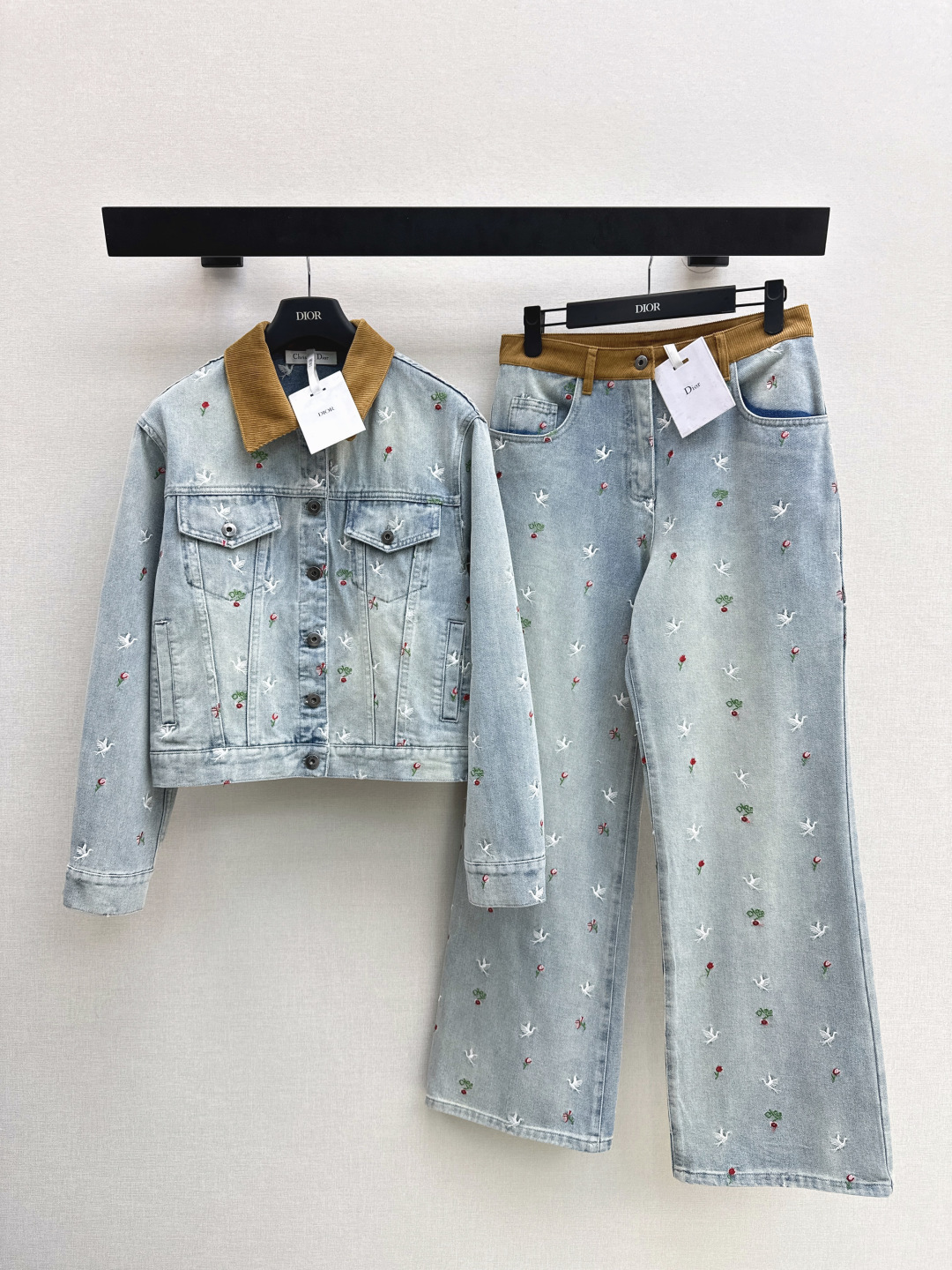 NO:713323,Exclusive model CD 26Ss - the latest heavy embroidered denim suit in early spring, denim jacket + straight pants, nostalgic series, plain denim with distressed effect, high appearance, full range of products, versatile and worry-free, just a very clean feeling, a must-have, really great, washed denim cotton that feels very comfortable, aged and fermented style, developed in one color, available in stock, sml jackets, jackets & coats, jackets & coats,19860909独家款 CD 26Ss————早春最新款重磅刺绣牛仔套装牛仔夹克外套+直筒裤 怀旧感系列 做旧效果素颜牛仔 高颜值 全系列出品 百搭无烦恼 就是很干净的感觉 人手必备 真的很赞 手感很舒服的洗水牛仔棉 做旧酵洗造型 一色分开发 现货发售sml 外套,,jackets & coats,jackets & coats,,Women's clothing