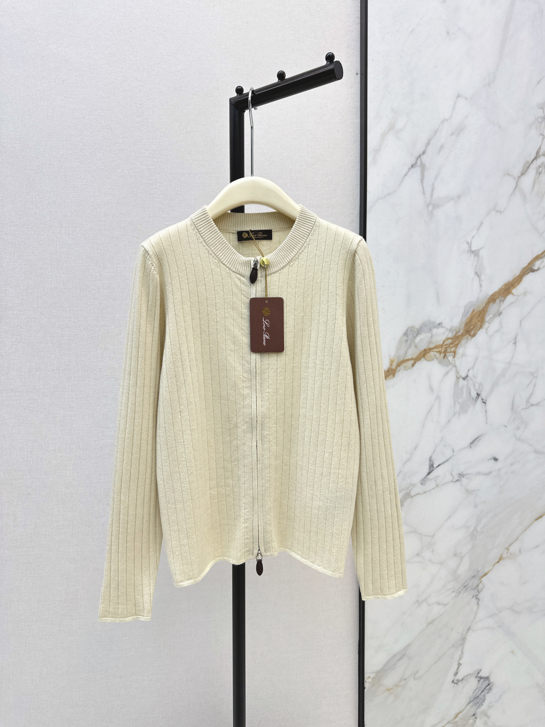 NO:713338,High-end sense of wear LP 26Ss - the latest old-money style in early spring. Temperament double-zip cardigan and small coat. Temperament layering artifact. 18-needle pit strip craft imported wool yarn is soft and waxy and comfortable. The texture is incomparable. Minimalist round neck casual atmosphere. White and rich beauty must-have high-end items. The version is tall and slim. Elegant and versatile. Three colors are available for sale sml, loro piana, jackets & coats,19860909高知感穿搭 LP 26Ss————早春最新款老钱风穿搭气质双开拉链开衫小外套气质叠搭神器 18针坑条工艺进口羊毛纱线软糯舒适 质感无敌赞 极简圆领随性大气 白富美必备高级单品 版型上身高挑又显瘦 优雅百搭不挑人 三色现货发售sml,,loro piana,jackets & coats,,Women's clothing