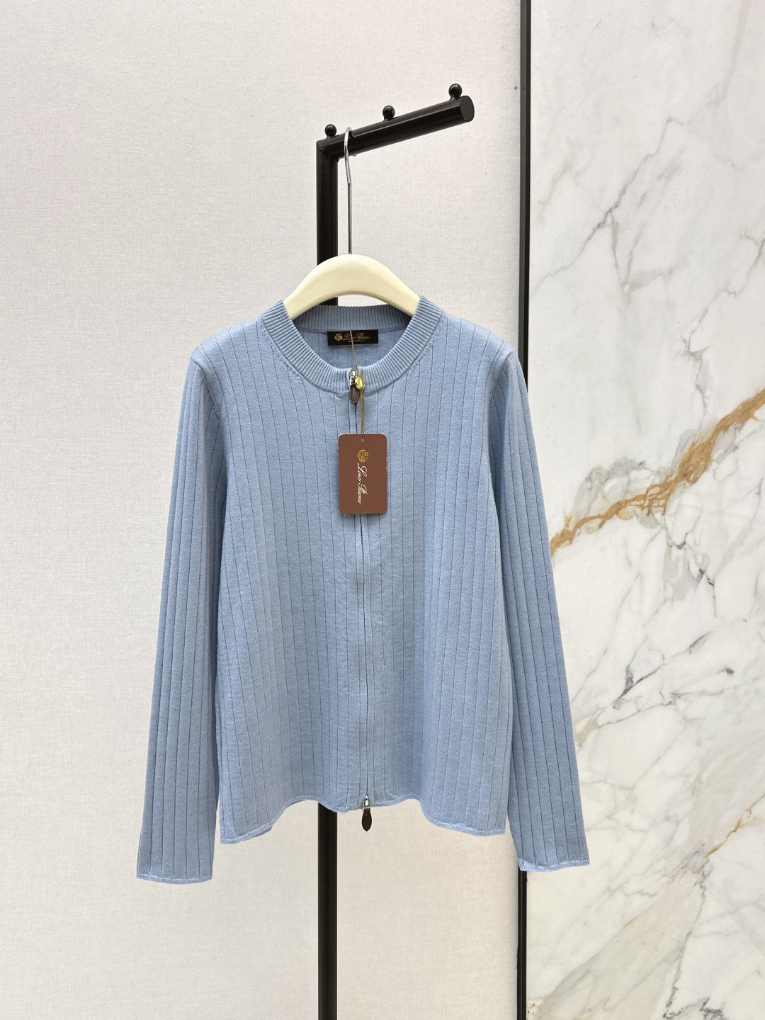 NO:713336,High-end sense of wear LP 26Ss - the latest old-money style in early spring. Temperament double-zip cardigan and small coat. Temperament layering artifact. 18-needle pit strip craft imported wool yarn is soft and waxy and comfortable. The texture is incomparable. Minimalist round neck casual atmosphere. White and rich beauty must-have high-end items. The version is tall and slim. Elegant and versatile. Three colors are available for sale sml, loro piana, jackets & coats,19860909高知感穿搭 LP 26Ss————早春最新款老钱风穿搭气质双开拉链开衫小外套气质叠搭神器 18针坑条工艺进口羊毛纱线软糯舒适 质感无敌赞 极简圆领随性大气 白富美必备高级单品 版型上身高挑又显瘦 优雅百搭不挑人 三色现货发售sml,,loro piana,jackets & coats,,Women's clothing