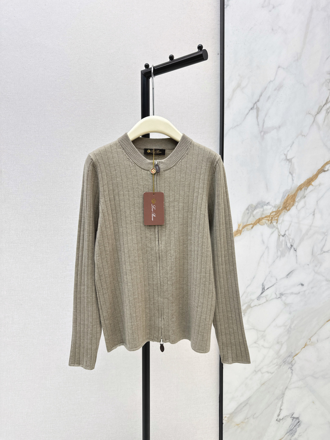 NO:713332,High-end sense of wear LP 26Ss - the latest old-money style in early spring. Temperament double-zip cardigan and small coat. Temperament layering artifact. 18-needle pit strip craft imported wool yarn is soft and waxy and comfortable. The texture is incomparable. Minimalist round neck casual atmosphere. White and rich beauty must-have high-end items. The version is tall and slim. Elegant and versatile. Three colors are available for sale sml, loro piana, jackets & coats,19860909高知感穿搭 LP 26Ss————早春最新款老钱风穿搭气质双开拉链开衫小外套气质叠搭神器 18针坑条工艺进口羊毛纱线软糯舒适 质感无敌赞 极简圆领随性大气 白富美必备高级单品 版型上身高挑又显瘦 优雅百搭不挑人 三色现货发售sml,,loro piana,jackets & coats,,Women's clothing