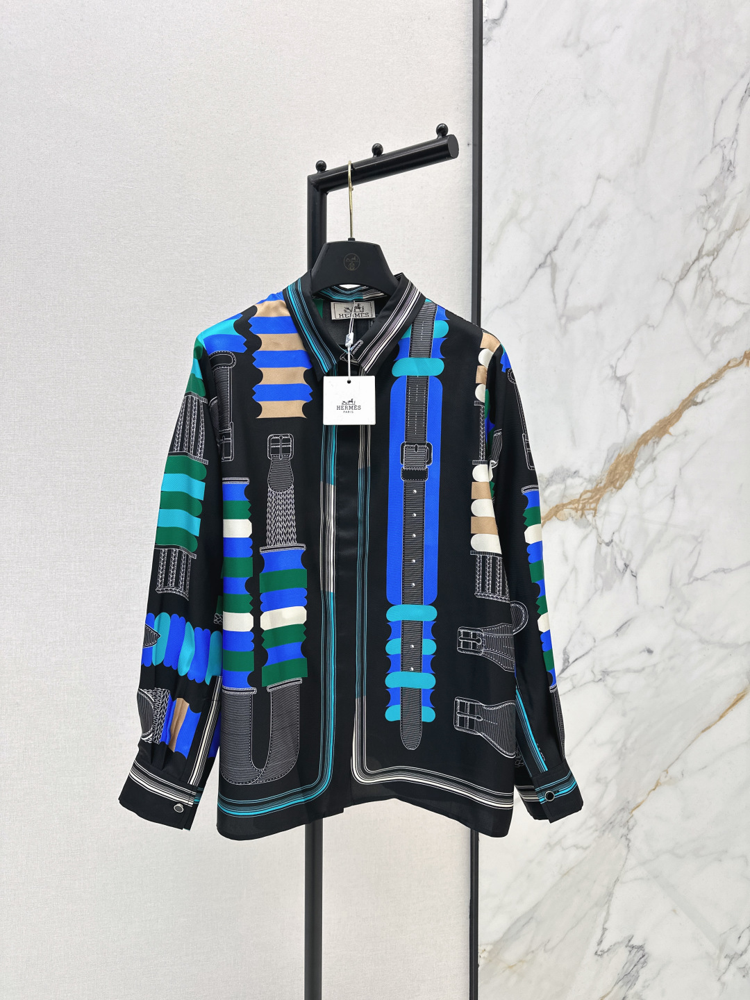 NO:713330,Her 26Ss————The latest belt loop pattern positioning printed silk shirt in early spring. The texture is 100% silk twill and has a great texture. It has a small lapel and a loose fit that is casual and generous. The perfect color matching and full positioning printing are super high-end. The shape is not picky and the upper body is super slim. One color is available for sale smlxl,, shirts, real silk,19860909Her 26Ss————早春最新款皮带环图案定位印花真丝衬衫百分百真丝斜纹绸质感超赞 气质小翻领宽松版型随性大方 绝美配色全定位印花超高级 版型不挑人上身超显瘦 一色现货发售smlxl,,shirts,real silk,,Women's clothing