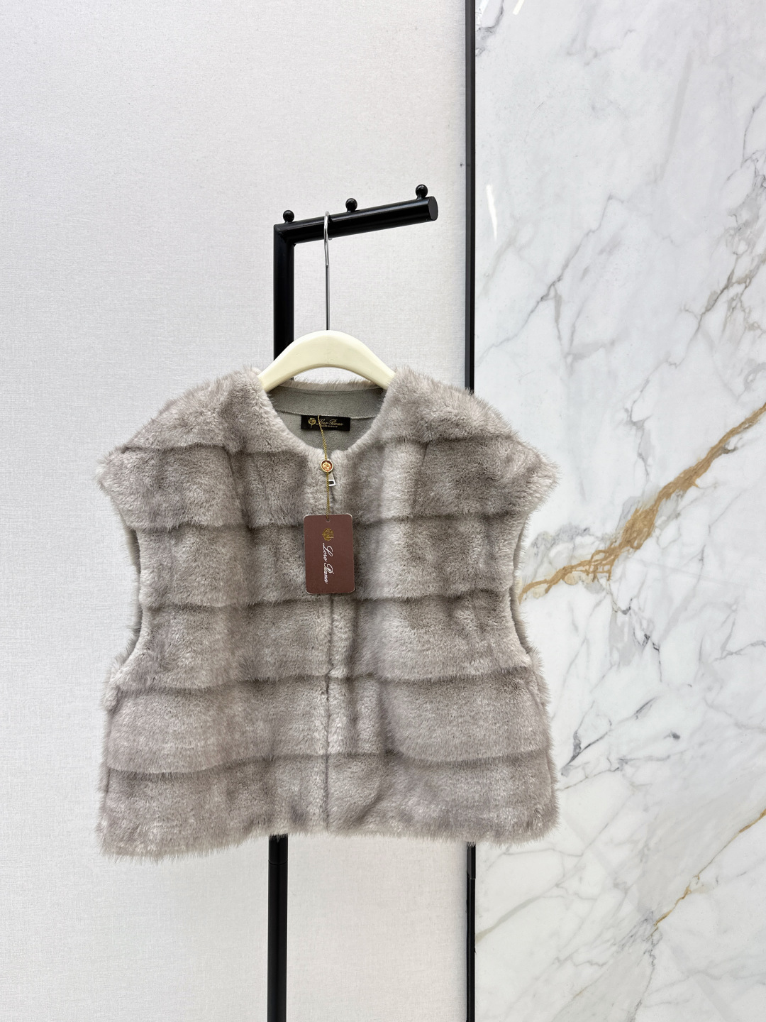 NO:713320,Exclusive model ~ LP 25Ss - the latest environmentally friendly rabbit fur vest jacket for autumn and winter. It is made of imported environmentally friendly velvet fabric. It feels super smooth and comfortable with a soft luster. The warmth effect is also online. A must-have for winter. Super atmospheric, noble and elegant. The upper body has a cloud-like wrapping feeling. Two sizes of three-color SM (bust size M, length 49), loro piana, jackets & coats,19860909独家款～ LP 25Ss———秋冬最新款环保兔毛马甲外套 采用进口的环保绒面料 手感超级顺滑舒服 带有柔润光泽感 保暖效果也在线 冬季必备款 超级有氛围感 贵气优雅 上身有云朵般的包裹感 三色sm两个码（M码胸围 衣长49）,,loro piana,jackets & coats,,Women's clothing
