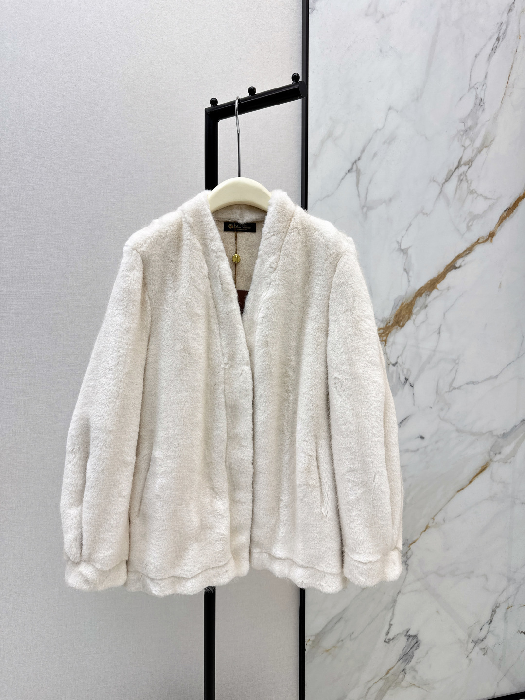 NO:713316,LP 25Ss————The latest plush eco-friendly fur fox fur jacket for autumn and winter. It is made of environmentally friendly imitation rabbit fur. It feels particularly delicate and comfortable. The thermal insulation effect is also online. It is suitable for both looks and practical wear. The color is super pretty and is a plus. The loose silhouette is easy to control. Three colors are available in stock, sm, loro piana, jackets & coats,19860909LP 25Ss————秋冬最新款毛绒绒环保皮草狐狸毛外套 采用环保的仿兔毛 手感特别细腻舒服 保暖效果也在线 妥妥的又有颜值又实穿 颜色是超好看的 很加分 宽松廓形很好驾驭 三色现货发售sm,,loro piana,jackets & coats,,Women's clothing