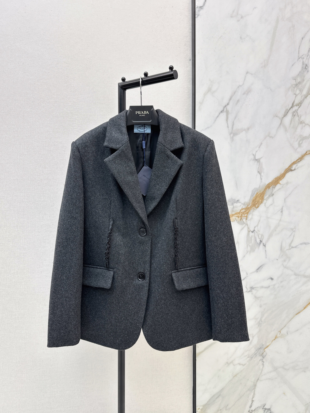 NO:713301,PD 26Ss——Early spring’s latest style of fungus lace inlaid decoration suit jacket sleeves and body layered fungus edge decoration. Very special small details. Natural and casual tone. Made of wool fabric. The version is not picky at all. It looks good when layered with hooded sweatshirts. One color is available for sale sml,, hoodie, sweatshirts, jackets & coats, sweaters, business suits, hats,19860909PD 26Ss————早春最新款木耳花边镶嵌装饰西装外套袖子及衣身层叠木耳边装饰 很特别的小细节 自然随意慵懒的调调 采用羊毛面料 版型完全不挑人 里面叠穿连帽毛衣卫衣都很好看 一色现货发售sml,,hoodie,sweatshirts,jackets & coats,sweaters,business suit,hats,,Women's clothing