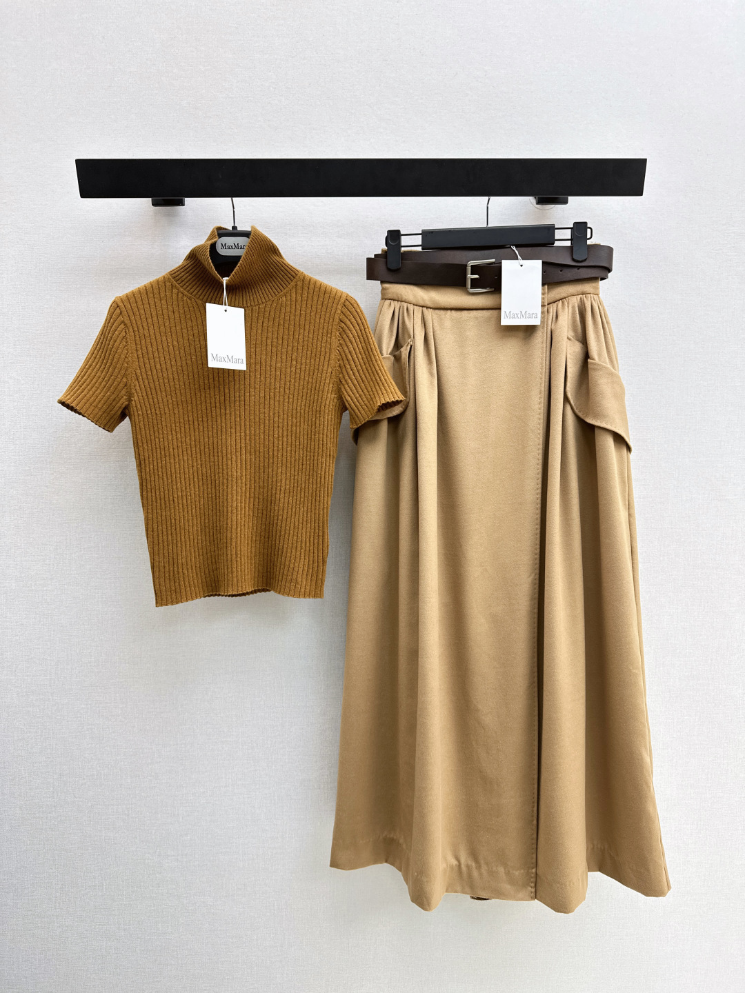 NO:713309,Max 26Ss, the same style as Zhao Lusi/Hanikezi - the latest bloggers' darling suit in early spring. Short-sleeved sweater for the elderly + a high-waisted skirt with a large hem. The concave shape is indispensable. Very versatile. Lightly fashionable and creates a sense of atmosphere. It is definitely a collection worth collecting. It looks good with various coats and jackets. It is made of imported wool fabric + woolen fabric. It is very warm and windproof and feels very soft and waxy. It is developed in one color. Ready for sale sml  on,,skirts,jackets & coats,T-shirt,19860909赵露思/哈尼克孜同款 Max 26Ss————早春最新款博主们的宠儿套装高龄短袖针织衫+高腰设计大裙摆半裙 凹造型必不可少 非常百搭 轻动时髦起来 营造氛围感 绝对是值得收藏的单品 各种大衣外套搭配都好看 采用进口羊毛面料+羊毛呢面料 很保暖防风手感又非常软糯 一色分开发 现货发售sml 上,,skirts,jackets & coats,T-shirt,,Women's clothing