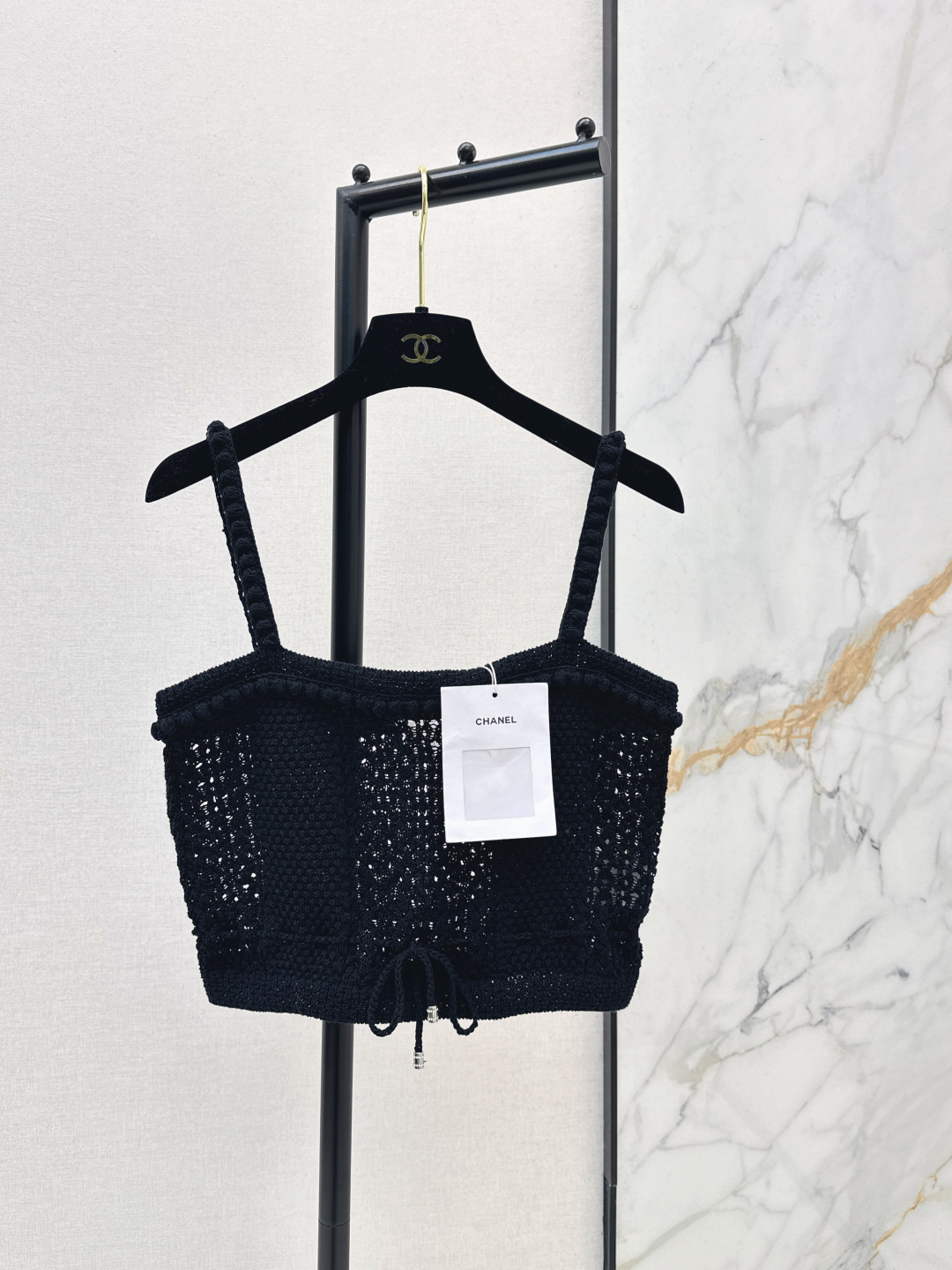 NO:713684,C Home 26Ss——Early spring’s latest hollow drawstring knitted camisole is woven with custom yarn. The texture is comfortable, soft and elastic. The flat collar has three-dimensional crocheted edges. The body collides with different crochet textures. The hollow texture makes the outfit more cool and stylish. The drawstring adjustment on the hem outlines the slender waist. The rhinestones at the end of the drawstring make it more gorgeous. It allows the simple style to be worn with sexy personality and light luxury and fashionable temperament.  Two colors ready for sale sml,,chanel,19860909C家 26Ss———早春最新款镂空抽绳针织吊带背心定制纱线织造 质感舒适柔软弹力 平口领立体钩织包边 大身碰撞不同钩织肌理 镂空肌理更显穿搭清凉洋气 下摆抽绳调节勾勒纤细腰身 配合抽绳末端水钻更显华丽之感 彰让简单款式穿出性感个性 轻奢时髦气质 两色现货发售sml,,chanel,,Women's clothing