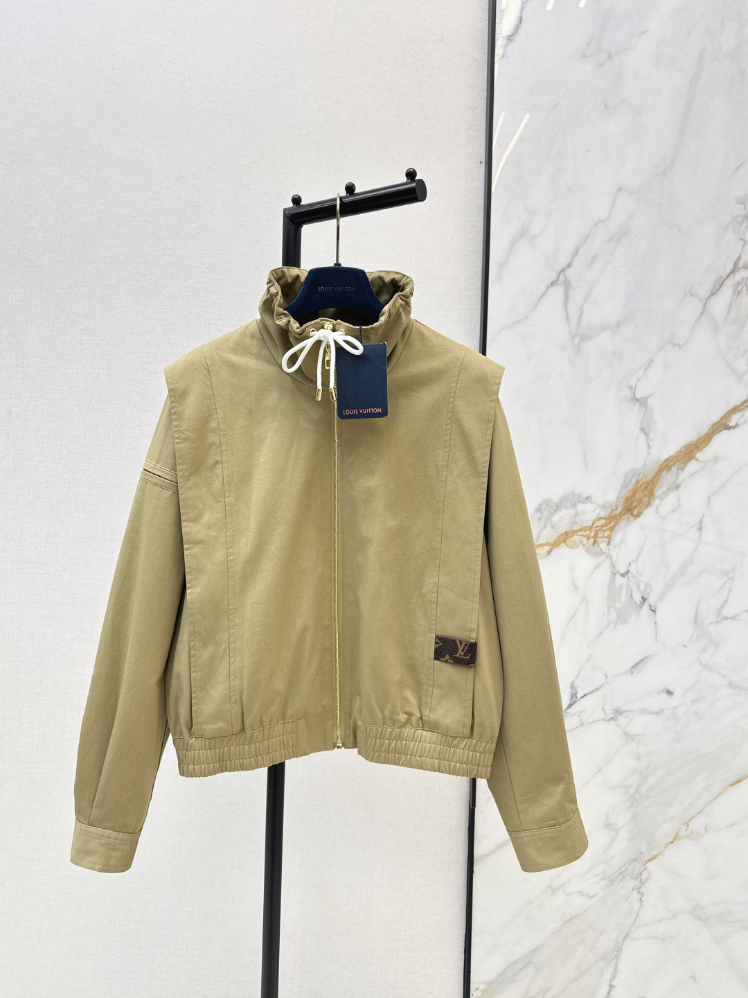 NO:713670,L Family 26Ss————The latest short shoulder padded lapel jacket in early spring imported twill cotton windbreaker material. Micro-elastic, comfortable, windproof and upright. Short lapel zipper jacket style. The right shoulder extension micro-flying sleeve design is used. The fake two-piece shawl design is full of layers. One color ready for sale smlxl,, louis vuitton, jackets & coats, jackets & coats, shawls,19860909L家 26Ss————早春最新款短款垫肩翻领夹克外套进口斜纹棉风衣材质 微弹舒适防风立挺 短款翻领拉链外套版型 沿用正肩延伸微飞袖设计 假两件披肩设计层次感十足 一色现货发售smlxl,,louis vuitton,jackets & coats,jackets & coats,shawls,,Women's clothing