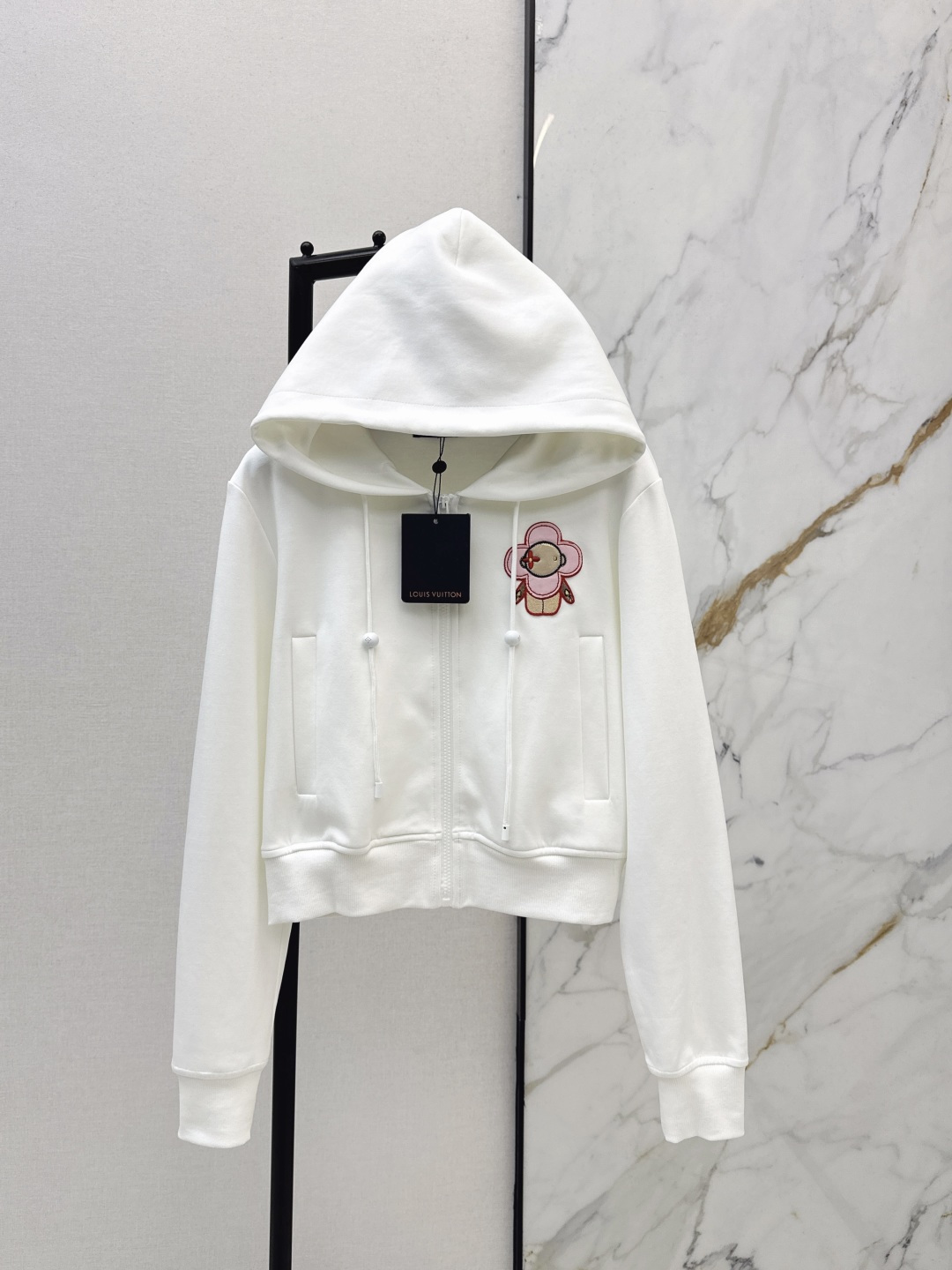 NO:713674,L's 26Ss - the latest hooded embroidered logo short sweatshirt jacket for early spring. Customized cotton material, high-end texture and stylish. The hooded zipper sweatshirt tailoring brings out the sweet and cool girly feeling. The black and white colors are versatile and not picky. The flower doll embroidery on the chest is playful and eye-catching. The soft waxy cotton fabric is skin-friendly and breathable. The short version is neat and proportional. Wear it alone and it is refreshing and energetic. Layer it with a T-shirt or suspenders for more layers.  It is a must-have item to create a sweet and cool tone in spring. Two colors are available for sale now: smlxl, Louis Vuitton, hoodie, sweatshirts, jackets & coats, tees, t-shirts, hats,19860909L家 26Ss———早春最新款连帽刺绣徽标短款卫衣外套 定制全棉材质 质感高级穿搭有型 连帽拉链卫衣外套裁剪 把甜酷少女感拉满 黑白两色百搭不挑人 胸口花朵玩偶刺绣俏皮吸睛 软糯棉质面料亲肤透气 短款版型利落显比例 单穿清爽活力 叠穿T恤或吊带更显层次 是春日打造甜酷腔调的刚需单品 两色现货发售smlxl,,louis vuitton,hoodie,sweatshirts,jackets & coats,tees，t-shirt,hats,,Women's clothing