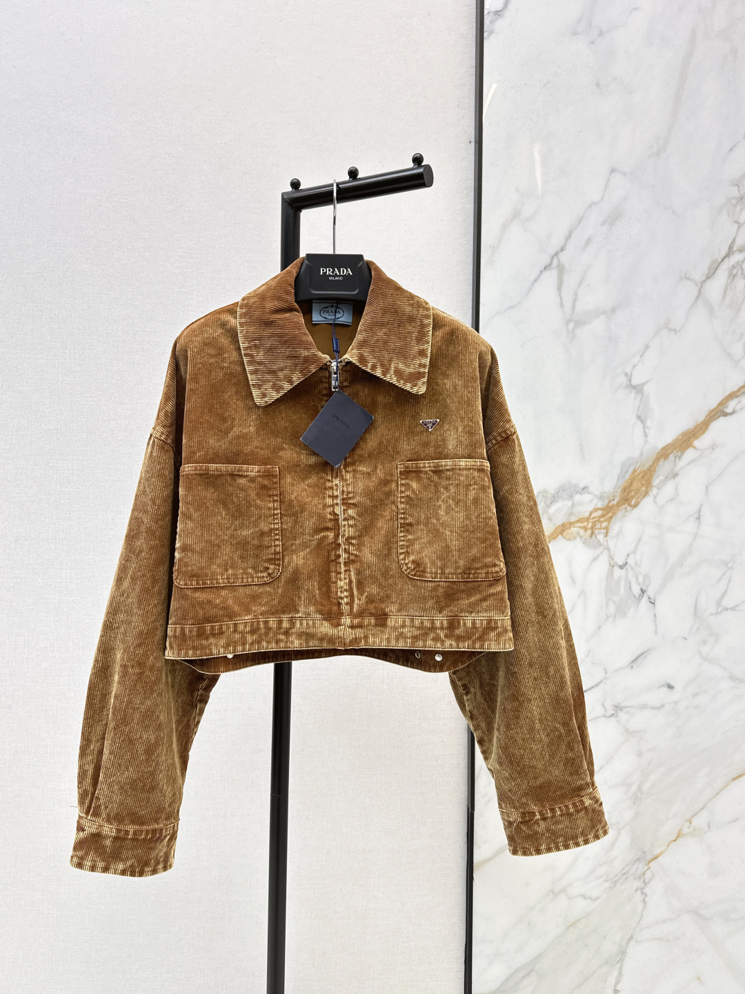 NO:713655,High sense of wear PD 26Ss————The latest snowflake corduroy lapel jacket in early spring. Classic dropped shoulders and loose short style. Three-dimensional tailoring version is versatile and tall. Customized metal triangle logo. Hardware buckle decoration. Casual, handsome and fashionable style. Two colors ready for sale sml,,jackets & coats,jackets & coats,19860909高知感穿搭 PD 26Ss————早春最新款雪花灯芯绒翻领夹克外套经典落肩宽松短款 立体剪裁版型百搭又显高挑 定制金属三角标 五金扣装饰 休闲帅气时髦风 两色现货发售sml,,jackets & coats,jackets & coats,,Women's clothing