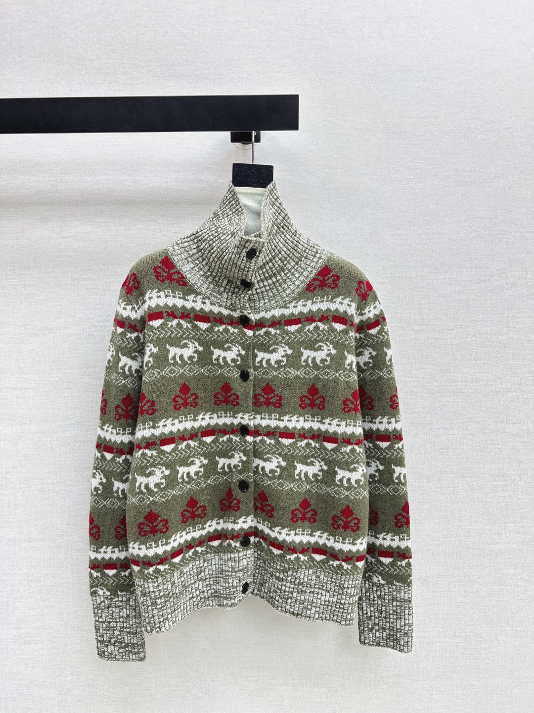 NO:713666,RL 26Ss————The latest Fair Isle series atmosphere in autumn and winter, the knitted stand-up collar cardigan has a retro and fashionable European and American style~ Full of high-end sense, loose version, visually modifying the body proportions~ Imported jacquard wool fabric color matching~~ Easily capture the atmosphere of autumn and winter!  Two colors ready for sale sml,,19860909RL 26Ss————秋冬最新款费尔岛系列氛围感拉满针织立领开衫复古时髦的欧美风～ 满满的高级感 宽松版型 视觉上修饰身材比例～进口机提花羊毛面料配色～～轻松拿捏秋冬氛围感！ 两色现货发售sml,,,Women's clothing