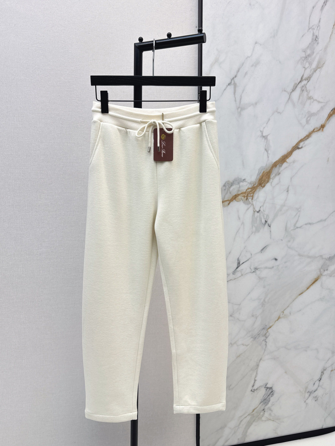 NO:713657,Super good-looking item LP 26Ss - the latest high-luxury minimalist elastic waist casual trousers in early spring will feel warm as soon as you put them in. It is the first choice for all-matching. It is the kind of item that can be worn casually and has a sense of atmosphere. It can be worn with a jacket or a down coat. It is very elegant. The version is a clean and narrow straight style. The proportions are very smooth, making you look taller and slimmer. Two colors are available now: sml, loro piana, jackets & coats, down jacket,19860909超好看的单品 LP 26Ss———早春最新款高奢极简风松紧腰休闲裤腿一伸进去就有温暖感 百搭首选 是那种随意上身就自带氛围感的单品 无论搭配外套或者羽绒大衣都可以 很提气质 版型是干净利落的窄直筒 比例拉的很顺 显高显瘦 两色现货发售sml,,loro piana,jackets & coats,down jacket,,Women's clothing
