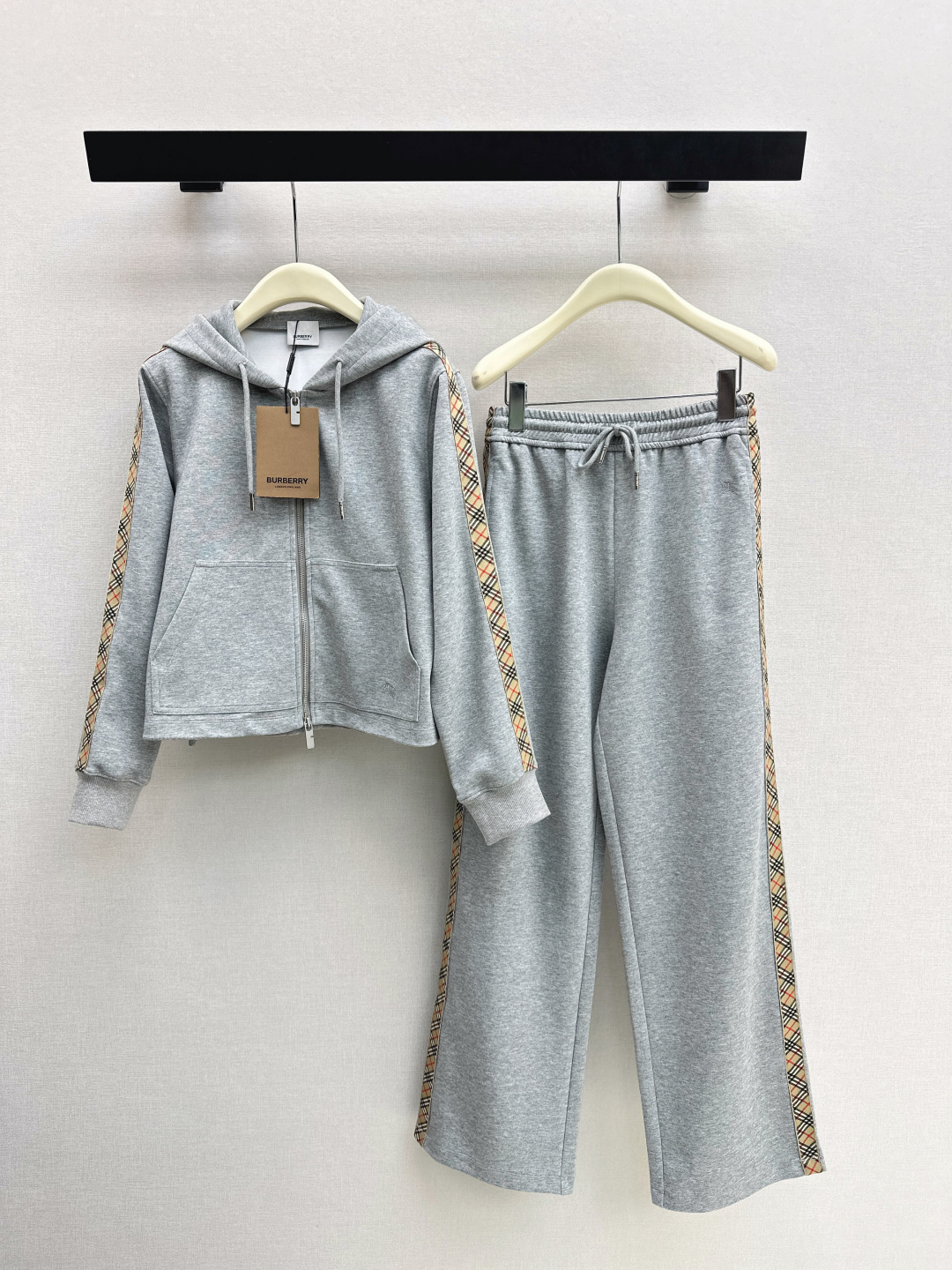 NO:713651,Bur 26Ss - the latest simple daily casual suit for early spring. A hooded jacket decorated with plaid lines + elastic waist casual pants. It can be matched with the upper body to easily highlight the style. It has a design that is eye-catching. It also looks good when paired separately. Available in one color. SML,, burberry, jackets & coats, hats,19860909Bur 26Ss———早春最新款简约日常休闲套装 格纹线条装饰连帽外套+松紧腰休闲裤 一套搭配上身轻松凸显造型感 有设计调调吸睛效果十足 分开搭配也很好看 一套出 一色现货发售sml,,burberry,jackets & coats,hats,,Women's clothing