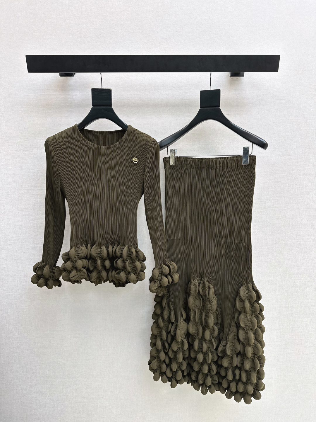 NO:715226,Continuously popular series, Issey Miyake 26Ss - the latest spring and summer suit long-sleeved three-dimensional petal top + elastic waist pleated skirt, exclusive hot style, using heavy-duty pleated fabrics, vertical stripes and fine pleats to easily lengthen the proportions of the legs. The slimming function is unparalleled. Recommended. Extra large elastic one-size-fits-all (top bust 88 elastic, length 54, waist 66 elastic, skirt length 80) in one set  Five colors, one size fits all,,isseymiyake,skirts,19860909持续爆单系列 三宅一生 26Ss———春夏最新款套装长袖立体花瓣上衣+松紧腰压褶半裙 独家爆款 采用重工压褶面料 竖条纹细褶 轻松拉长双腿比例感 瘦腿功能无敌赞 推荐 超大弹力均码（上衣胸围88有弹力 衣长54 腰围66有弹力 裙长80）一套出 五色均码,,isseymiyake,skirts,,Women's clothing