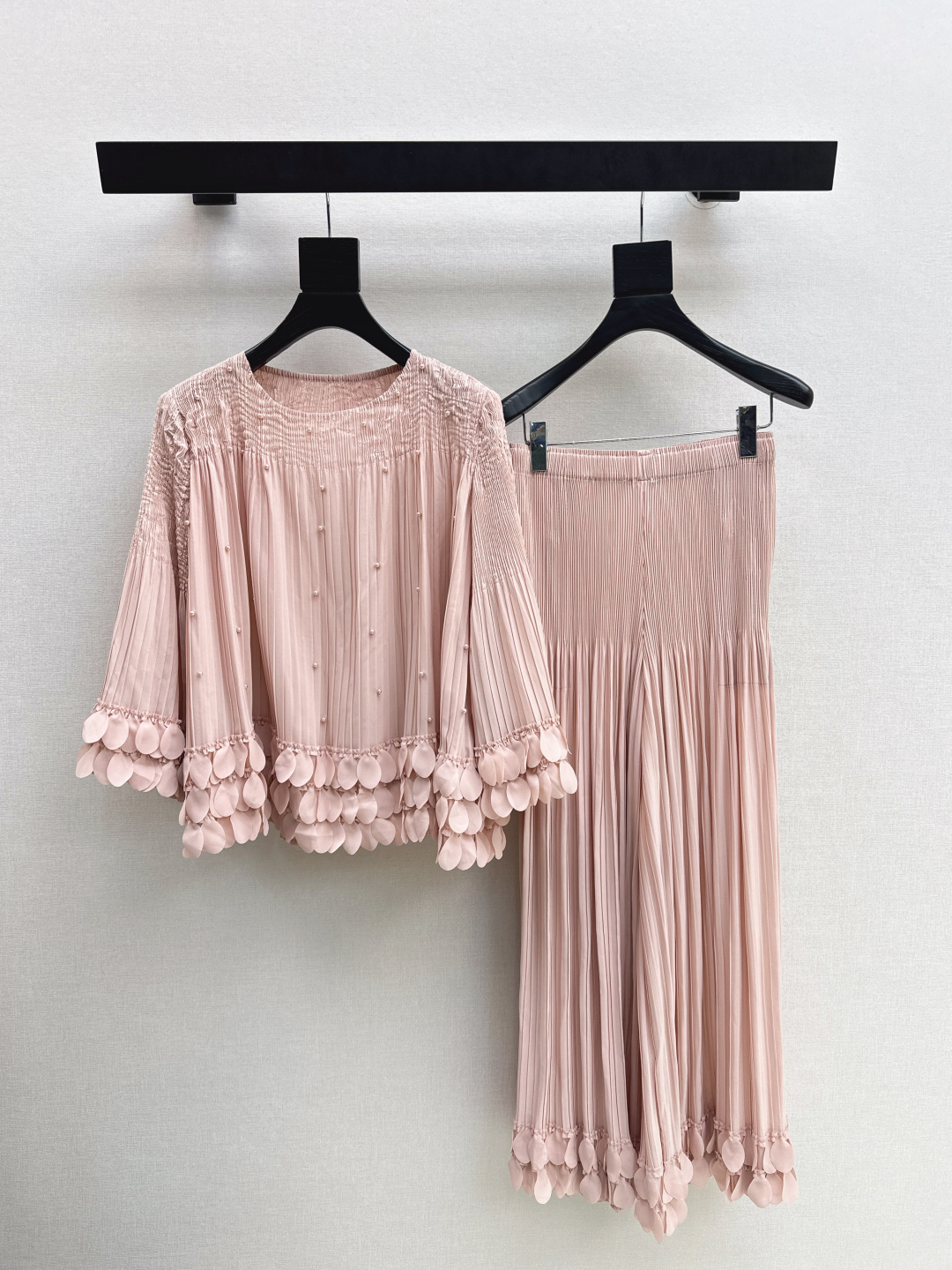 NO:715224,Continuously popular series Issey Miyake 26Ss - the latest spring and summer suit long-sleeved three-dimensional petal top + elastic waist pleated trousers. Exclusive hot style. Made of heavy-duty pleated fabrics with vertical stripes and fine pleats. Easily elongates the proportions of the legs. The slimming function is unparalleled. Recommended. Extra large elastic one-size-fits-all (top bust 126 elastic, length 57 waist, waist 64 elastic, pants length 97).  Five colors, one size fits all,,isseymiyake,19860909持续爆单系列 三宅一生 26Ss———春夏最新款套装长袖立体花瓣上衣+松紧腰压褶长裤 独家爆款 采用重工压褶面料 竖条纹细褶 轻松拉长双腿比例感 瘦腿功能无敌赞 推荐 超大弹力均码（上衣胸围126有弹力 衣长57 腰围64有弹力 裤长97）一套出 五色均码,,isseymiyake,,Women's clothing