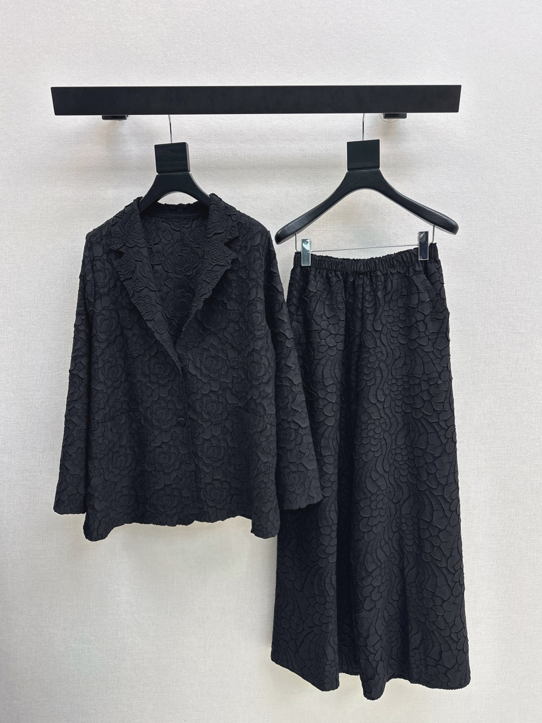 NO:715222,Continuously popular series, Issey Miyake 26Ss - the latest spring and summer suit, loose-fitting pleated suit jacket + elastic waist pleated trousers. Exclusive hot style. Made of heavy-duty pleated fabrics, vertical stripes and fine pleats. Easily lengthens the proportions of the legs. The slimming function is unparalleled. Recommended. Extra large elastic one-size-fits-all (top bust 108 elastic, length 67 waist, waist 64 elastic, trouser length 96) in one set.  Four colors, one size fits all,,isseymiyake,jackets & coats,business suit,19860909持续爆单系列 三宅一生 26Ss———春夏最新款套装宽松廓形西装褶皱外套+松紧腰压褶长裤 独家爆款 采用重工压褶面料 竖条纹细褶 轻松拉长双腿比例感 瘦腿功能无敌赞 推荐 超大弹力均码（上衣胸围108有弹力 衣长67 腰围64有弹力 裤长96）一套出 四色均码,,isseymiyake,jackets & coats,business suit,,Women's clothing