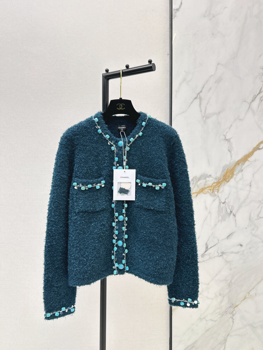 NO:715231,Exclusive model ~ C Home 26Ss - the latest vintage mid-century heavy three-dimensional beading craft round neck cardigan in early spring. Customized cashmere yarn. Comes with retro filter. Customized buttons hide exquisite ingenuity. The round neck style is neat and eye-catching. The soft and waxy texture is versatile for everyday use. Wearing it alone is a French retro girl. Layer it inside to show more layers. A gentle formula to unlock spring and summer luxury outfits~ Two colors are available for sale sml,,chanel,19860909独家款～ C家 26Ss————早春最新款Vintage中古系重磅立体钉珠工艺圆领开衫定制羊绒纱线 自带复古滤镜 定制纽扣暗藏精致巧思 圆领版型利落吸睛 软糯质感日常又百搭 单穿是法式复古少女 叠穿内搭更显层次 一件解锁春夏高奢穿搭的温柔公式～ 两色现货发售sml,,chanel,,Women's clothing