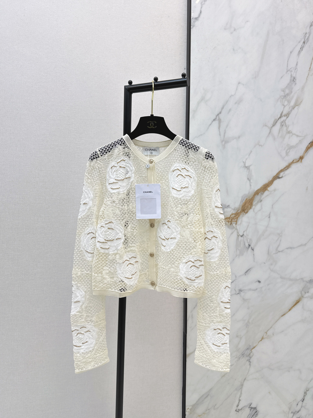 NO:715229,G-Dragon's same style, C Family 26Ss————The latest lace camellia cardigan in early spring, the three-dimensional camellia + gold pattern details are particularly gentle. The hollow lace texture has a hazy sense of luxury. The cream white with suspenders is an elegant fairy. The black style with a long skirt is even more cool. The luxurious and noble atmosphere has been woven into a full-season style choice ~ One color ready for sale sml,, chanel, skirts,19860909权志龙同款 C家 26Ss————早春最新款蕾丝山茶花开衫立体山茶花+金纹细节格外温柔 镂空蕾丝肌理自带朦胧高级感 奶白搭吊带是优雅仙女 黑款配长裙更显冷艳 把仙奢贵气织成了全季的风格双选～一色现货发售sml,,chanel,skirts,,Women's clothing