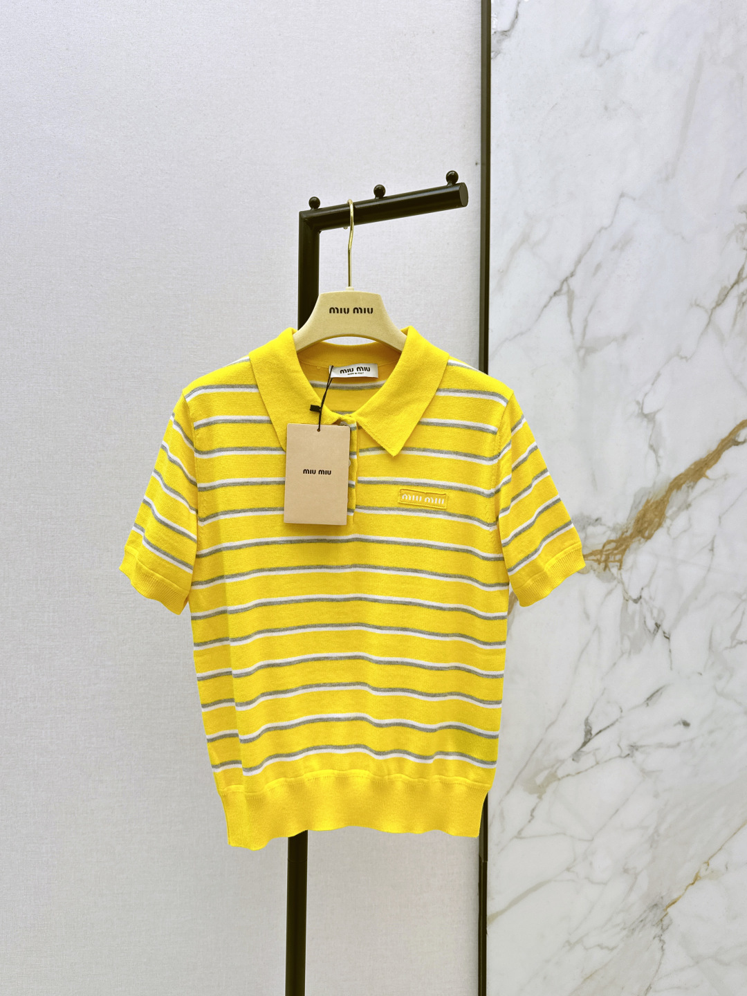 NO:715225,Miu 26Ss————Early spring group’s new Miu style outfit with age-reducing striped polo knitted short sleeves. The exquisite texture and breathable lapel design retains the classic Polo style. The short version can also raise the waistline. The soft and waxy knitted fabric is close to the skin and comfortable. Paired with a skirt, it is a gentle and ladylike style. It will turn heads immediately~ One color ready sale sml,, miu, skirts, T-shirt,19860909Miu 26Ss————早春组新款缪系穿搭减龄条纹polo针织短袖 纹理精致又透气翻领的设计保留了Polo的经典 短款版型还能拉高腰线 软糯的针织面料贴肤又舒服 搭半身裙是温柔大小姐风 回头率直接拉满～一色现货发售sml,,miumiu,skirts,T-shirt,,Women's clothing