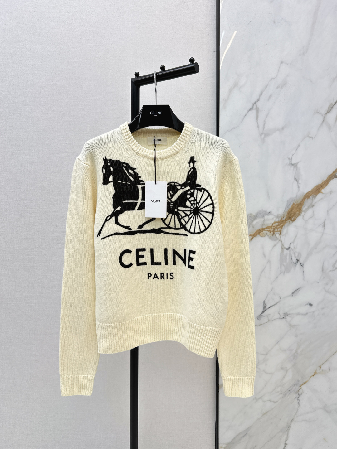 NO:715221,Ce 26Ss————The latest classic carriage pattern cream sweater in early spring. I like it very much. It has a simple round neck and a regular version. The whole piece has a three-dimensional chain texture. The texture is clearly visible. It is practical for daily wear and versatile. It is high-end white. Comfortable and exquisite. One color ready for sale sml,,sweaters,19860909Ce 26Ss————早春最新款经典马车图案奶油毛衣很喜欢的一款 简单的圆领 常规的一款版型 整件立体锁链纹理 纹路清晰可见 日常实穿又百搭 高级显白 舒适又显精致 一色现货发售sml,,sweaters,,Women's clothing