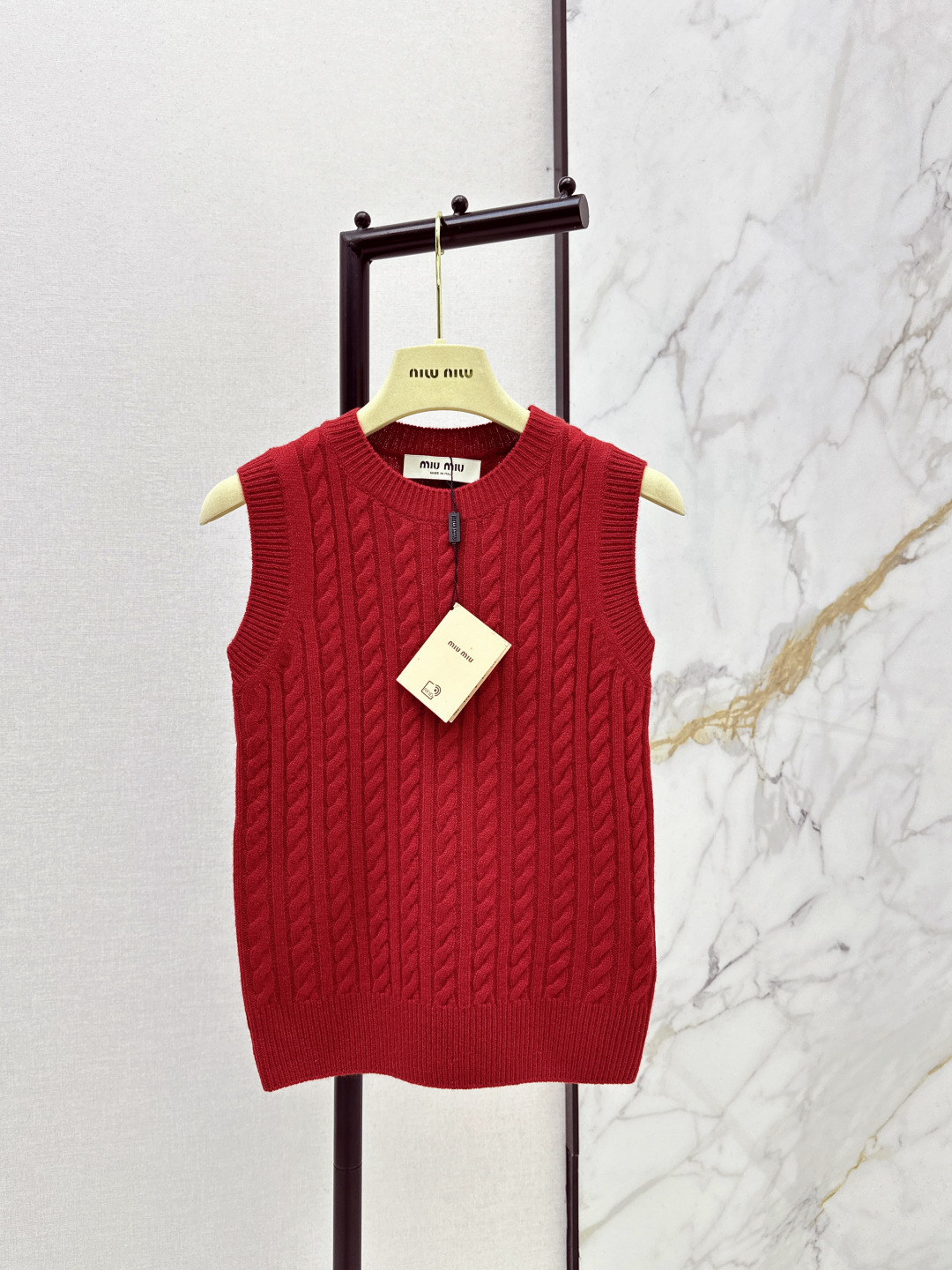 NO:715214,Miu 26Ss - the latest limited-edition New Year red sleeveless knitted vest in early spring. It directly brings out the college atmosphere. The soft and waxy knitted body is very comfortable to wear. The three-dimensional finely woven vest is full of details. The red color also comes with its own festival buff. The New Year jersey is directly locked for this~ One color spot sale sml,, miumiu,19860909Miu 26Ss————早春最新款限定新年红无袖针织背心 直接拉满学院氛围感 软糯的针织贴身穿巨舒服 立体精织马甲细节感拉满 红色还自带节日buff 新年战袍直接锁死这件～ 一色现货发售sml,,miumiu,,Women's clothing