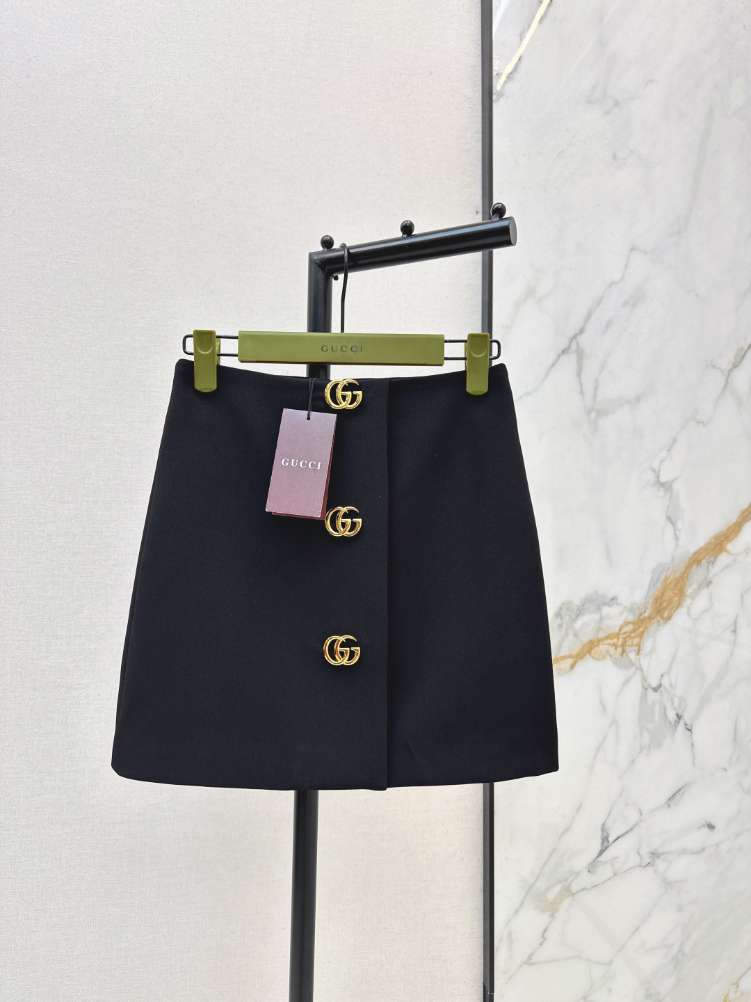 NO:715205,Gu 26Ss————The latest ladylike suit in early spring, small short lapel jacket + hardware-embellished A-line skirt. New suit. Classic shape. Fall in love at first glance. The version design can well modify the neck line. The upper body temperament is immediately improved. Customized buttons. The upper body is very beautiful. The color is super white. Developed in one color. Ready for sale in sml, skirts, jackets & coats,19860909Gu 26Ss————早春最新款名媛气质套装小短款翻领外套+五金装饰A字半裙 新款套装 经典造型 一眼就爱上了 版型设计能很好的修饰颈部线条 上身气质立马提升 定制纽扣 版型上身巨好看 颜色超显白 一色分开发 现货发售sml,,skirts,jackets & coats,,Women's clothing