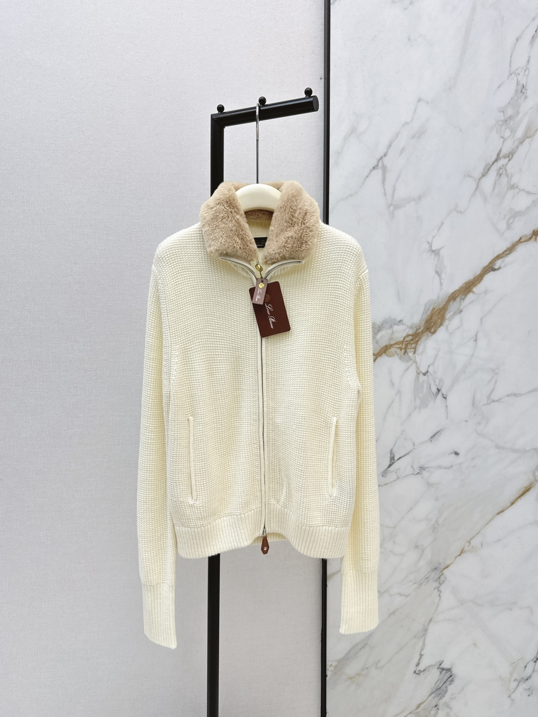 NO:715193,340L 26Ss————The latest style of fur collar pocket cardigan in early spring. The knitted texture is super textured. The light khaki fur collar on the collar is the finishing touch. The customized dark brown leather zipper puller is engraved with the logo. The hardware is full of gloss. The loose H-shaped version is extremely tolerant to the body. Pair it with high-waisted straight pants for a lazy rich family style, and with a skirt, you can look like a gentle lady.  The perfect combination for both inner and outer wear in winter ~ one color ready for sale sml, loro piana, skirts,19860909340L 26Ss————早春最新款毛领口袋开衫针织纹理超有质感 领口的浅卡其毛领是点睛之笔 定制的深棕皮质拉链头刻着logo 五金光泽感拉满 宽松的H型版型对身材包容度绝了 搭高腰直筒裤是慵懒富家风,配半身裙又能穿出温柔大小姐感 冬日内搭外穿都封神～一色现货发售sml,,loro piana,skirts,,Women's clothing