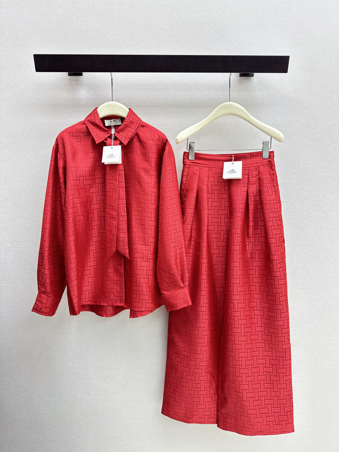 NO:715216,Her 26Ss - the latest official website synchronous H dark pattern jacquard ribbon shirt for spring and summer. The jacquard craftsmanship is simple and elegant without losing the sense of sophistication. The casual and loose version is super slim on the upper body. Casual and handsome single product. Imported jacquard cotton poplin fabric. Two colors available for sale sml,, shirts,19860909Her 26Ss———春夏最新款官网同步H暗纹提花飘带衬衫提花工艺简约大气不失精致感 随性宽松版型上身超显瘦 休闲帅气单品 进口提花棉府绸面料 两色色现货发售sml,,shirts,,Women's clothing