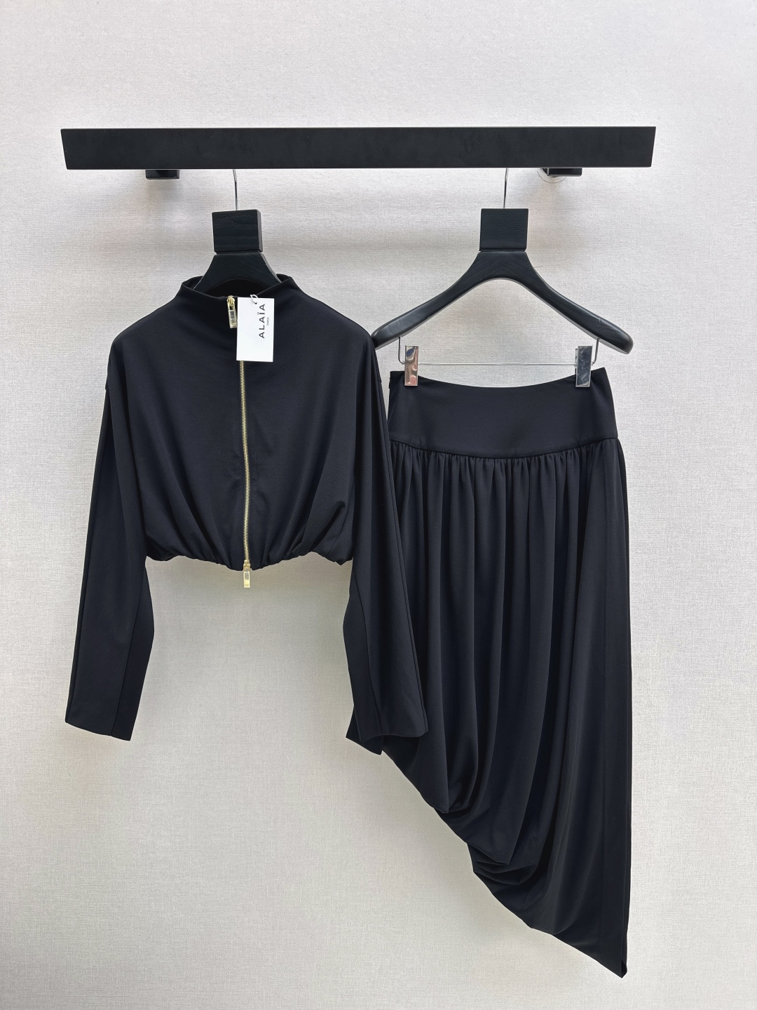 NO:717488,Exclusive debut Ala 26Ss————The latest design full pleated suit for spring and summer A stand-up collar zipper gathered hem jacket + high-waisted draped asymmetrical slit skirt. A set that is simple yet design-conscious. The upper body is elegant and smart. It can be easily used in daily casual or formal occasions. The texture of the knitted draped fabric is very good. A set is available in two colors. SML,,skirts,jackets & coats,jackets & coats,19860909独家首发 Ala 26Ss————春夏最新款设计感拉满褶皱套装A立领拉链缩褶摆夹克外套+高腰垂褶不对称开叉半身裙 一套搭配简约又不失设计感 上身优雅又灵动 日常休闲或正式场合都能轻松驾驭 针织垂坠面料质感很好 一套出 两色现货发售sml,,skirts,jackets & coats,jackets & coats,,Women's clothing