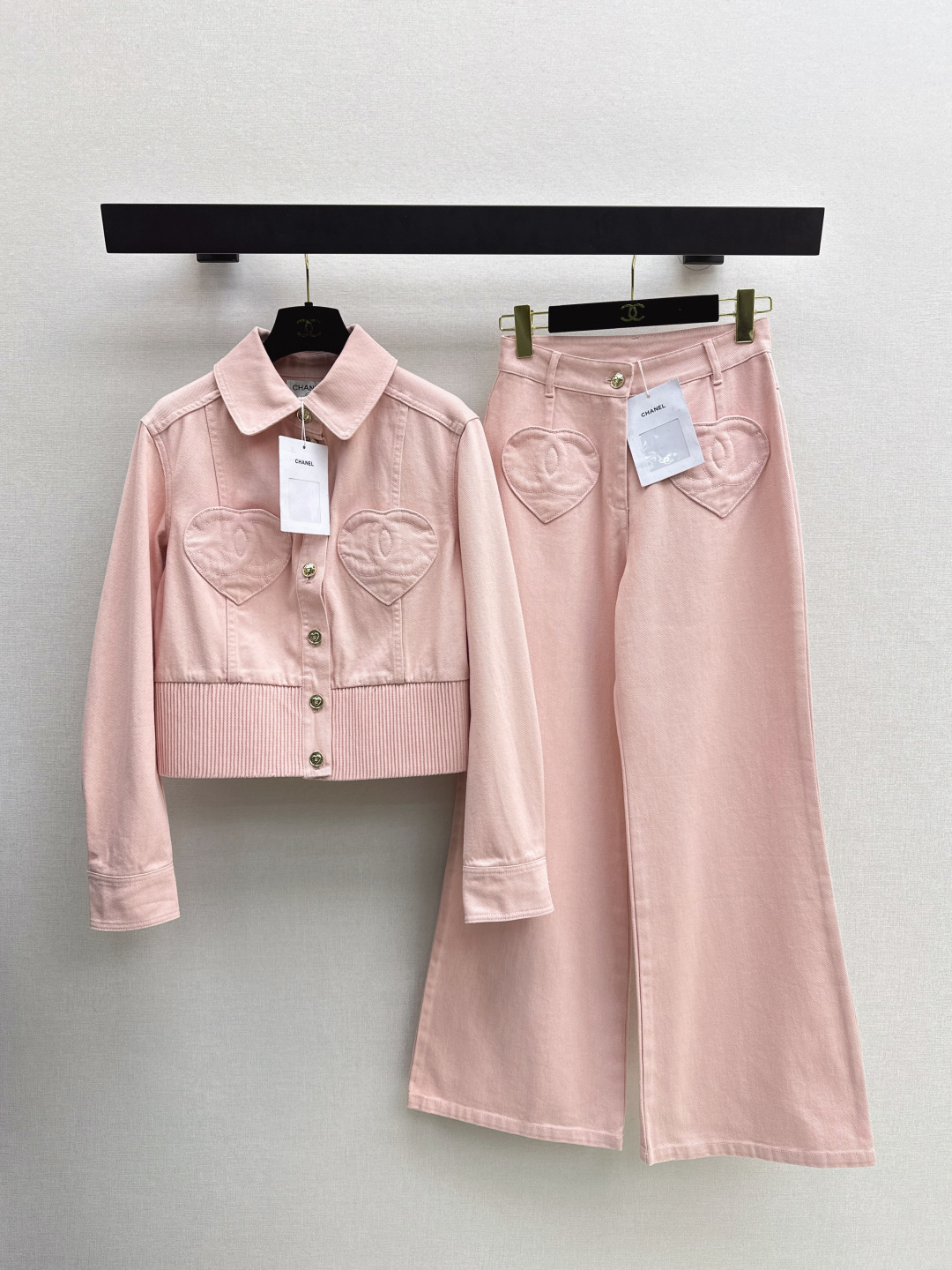 NO:715519,C Home 26Ss——Early spring’s latest model of temperament love double C denim jacket jacket temperament lapel small short style with hem version tall and slim. Customized heart-shaped double C pocket patch embroidery design is cute, sweet, cool and high-end. It combines French elegance and light luxury casual feeling, versatile and not picky. Enzyme washed denim fabric two colors ready for sale sml,,chanel,jackets & coats,jackets & coats,19860909C家 26Ss———早春最新款气质爱心双c牛仔夹克外套气质翻领小短款束摆版型上身高挑又显瘦 定制心形双c口袋贴绣设计可爱甜酷又高级 融合了法式优雅与轻奢休闲感百搭不挑人 酵素洗水牛仔面料两色现货发售sml,,chanel,jackets & coats,jackets & coats,,Women's clothing