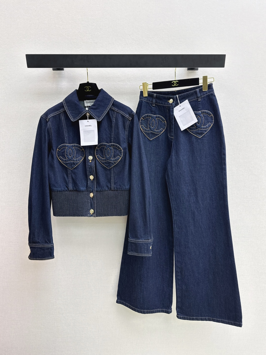 NO:715513,C Home 26Ss——Early spring’s latest model of temperament love double C denim jacket jacket temperament lapel small short style with hem version tall and slim. Customized heart-shaped double C pocket patch embroidery design is cute, sweet, cool and high-end. It combines French elegance and light luxury casual feeling, versatile and not picky. Enzyme washed denim fabric two colors ready for sale sml,,chanel,jackets & coats,jackets & coats,19860909C家 26Ss———早春最新款气质爱心双c牛仔夹克外套气质翻领小短款束摆版型上身高挑又显瘦 定制心形双c口袋贴绣设计可爱甜酷又高级 融合了法式优雅与轻奢休闲感百搭不挑人 酵素洗水牛仔面料两色现货发售sml,,chanel,jackets & coats,jackets & coats,,Women's clothing