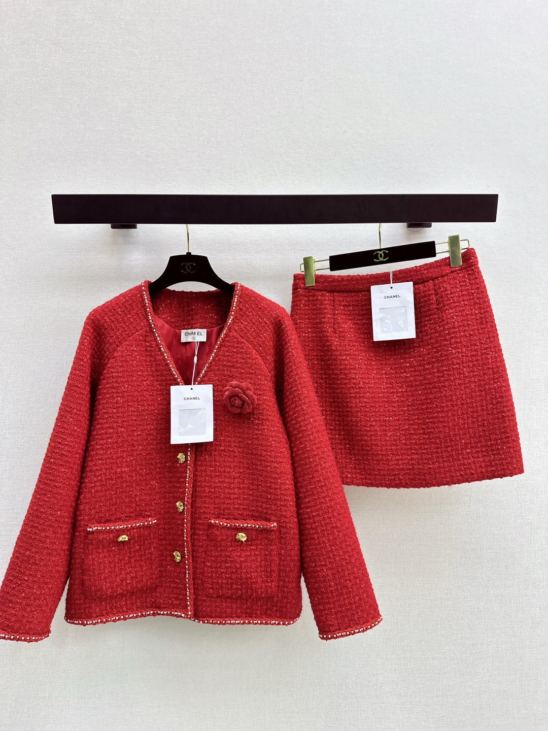 NO:715498,New Year's Limited Red C Home 26Ss - the latest noble style exquisite woven suit in autumn and winter. V-neck woven jacket + A-line skirt. The upper body is like a chaebol lady. Korean style. Very high-end. It is suitable for dating or commuting. It has a natural temperament. It is versatile when worn separately. It is made of custom woven fabric. It is very thick. If you look closely, it has small sequins. It is developed in one color. Ready for sale sml. Outside, chanel, skirts, jackets &  coats,19860909新年限定红 C家 26Ss————秋冬最新款贵气范儿精致编织套装 V领编织外套+A字半裙 上身就是那种财阀小姐姐调调 韩系贵气 很高级 不管是约会或者通勤都很适合 浑然天成的气质感 分开穿也很百搭 采用定制编织面料 很厚实 细看是有小亮片工艺的 一色分开发 现货发售sml 外,,chanel,skirts,jackets & coats,,Women's clothing